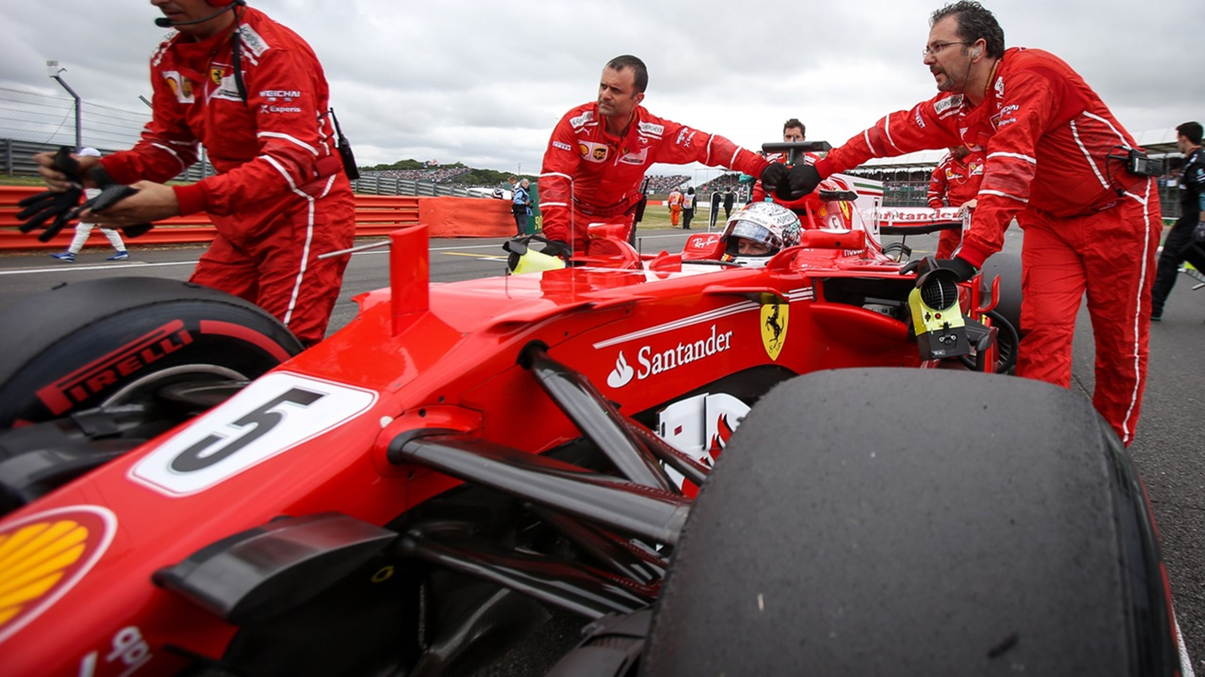 Sebastian Vettel, junto a sus mecánicos en el Circuito de Silverstone