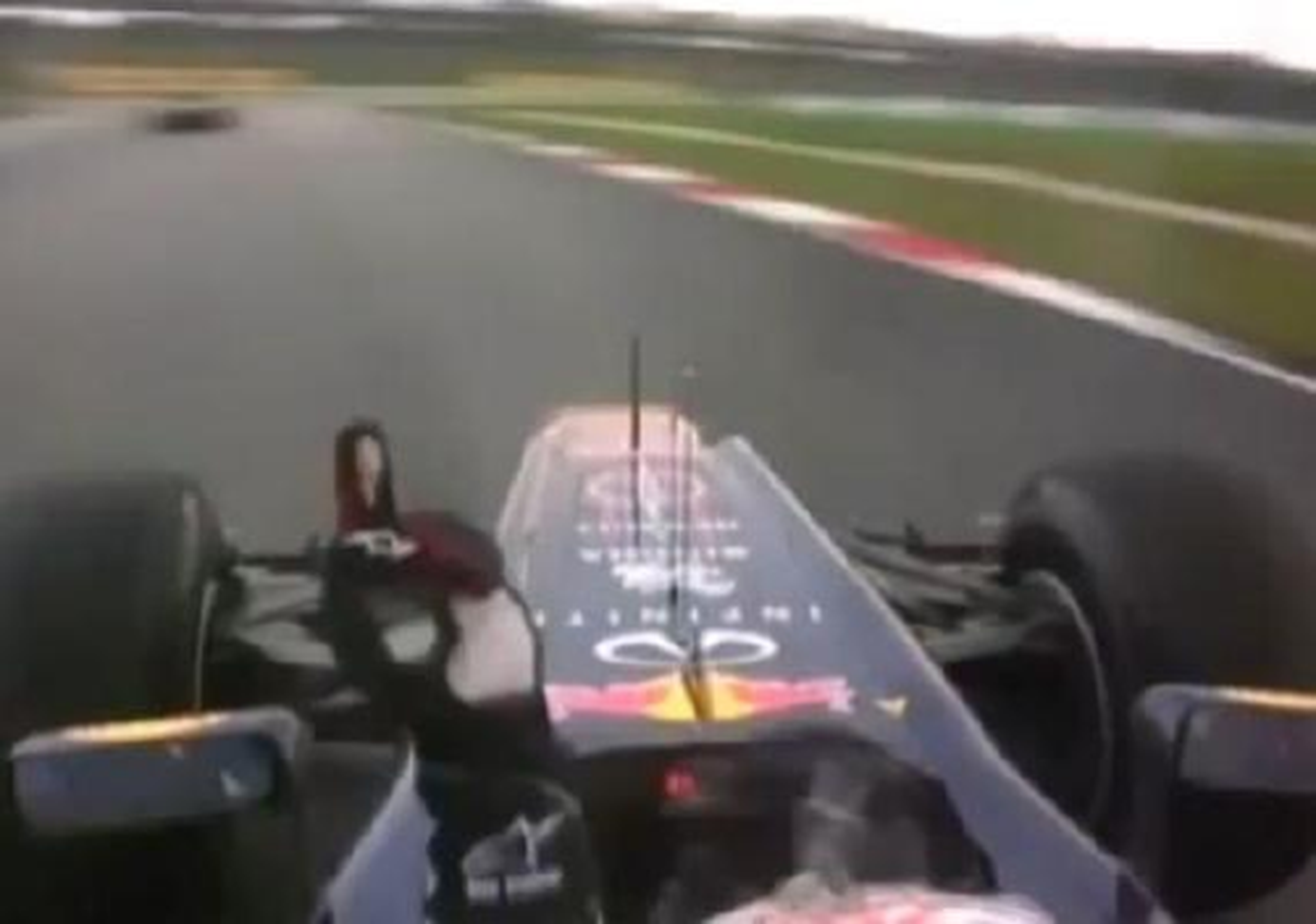 Sebastian Vettel saca el dedo a Karthikeyan en el GP de Malasia 2012