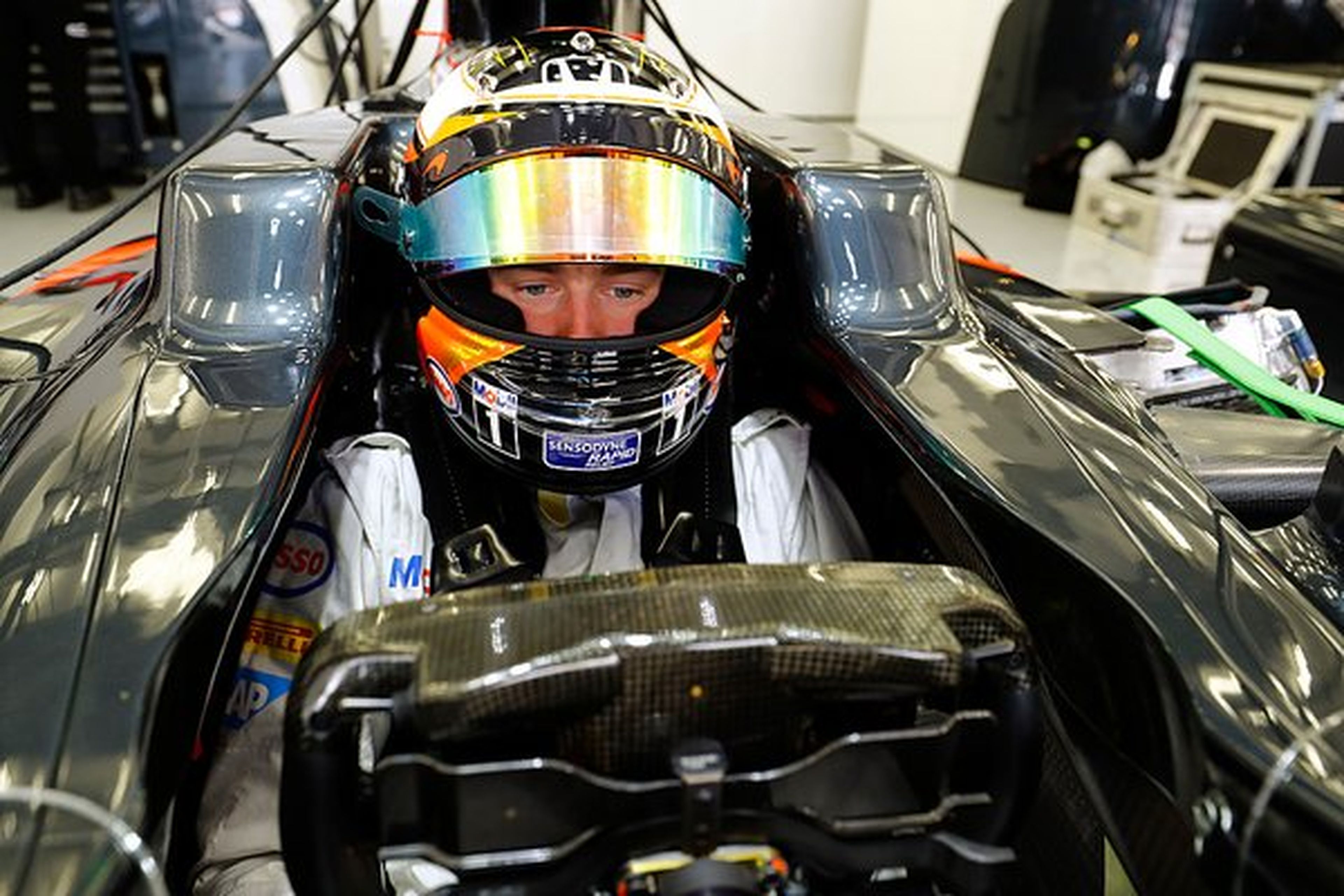 Vandoorne, en el box de McLaren en Bahréin