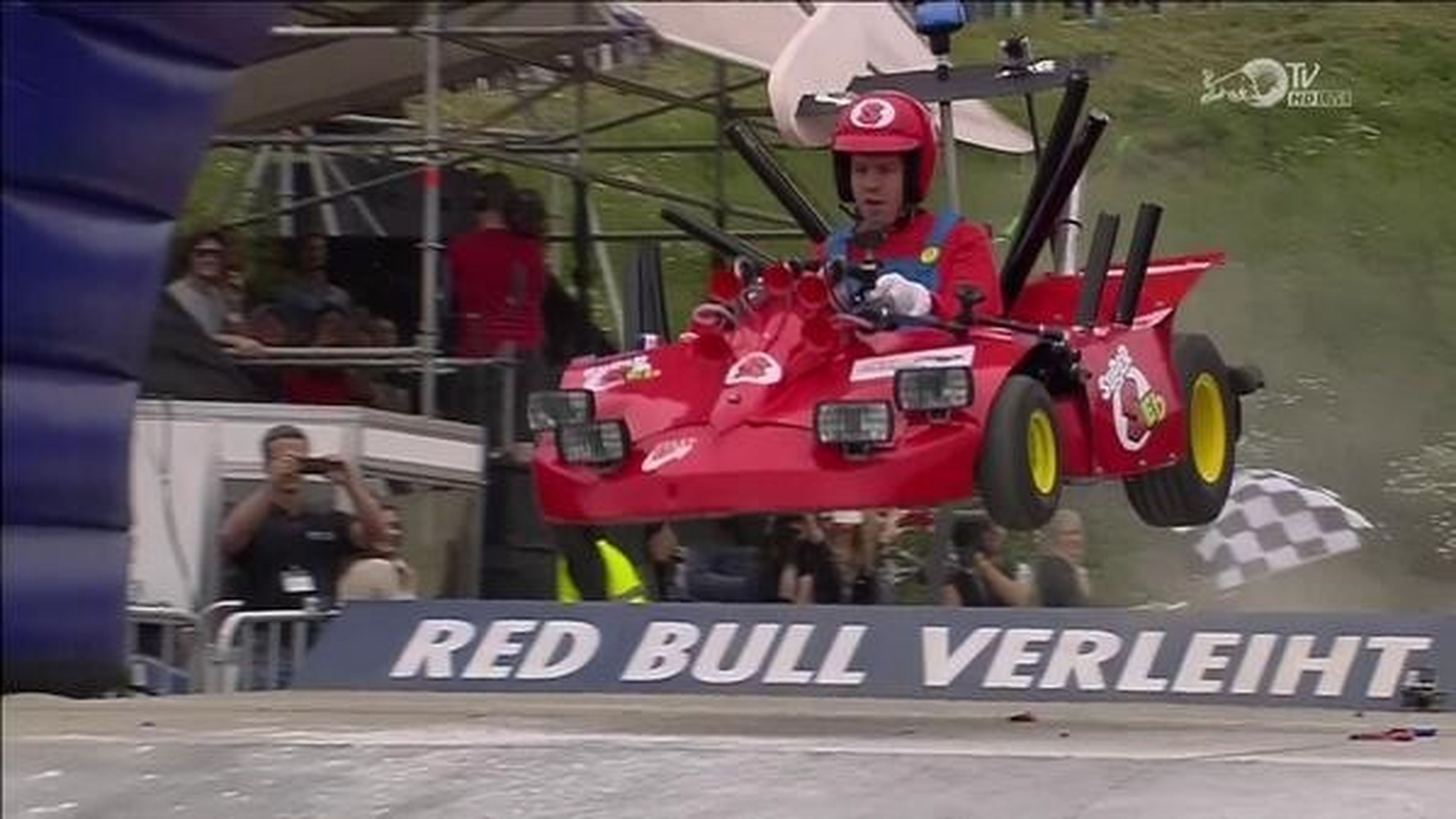 Vettel se disfraza de Super Mario y se tira por una cuesta