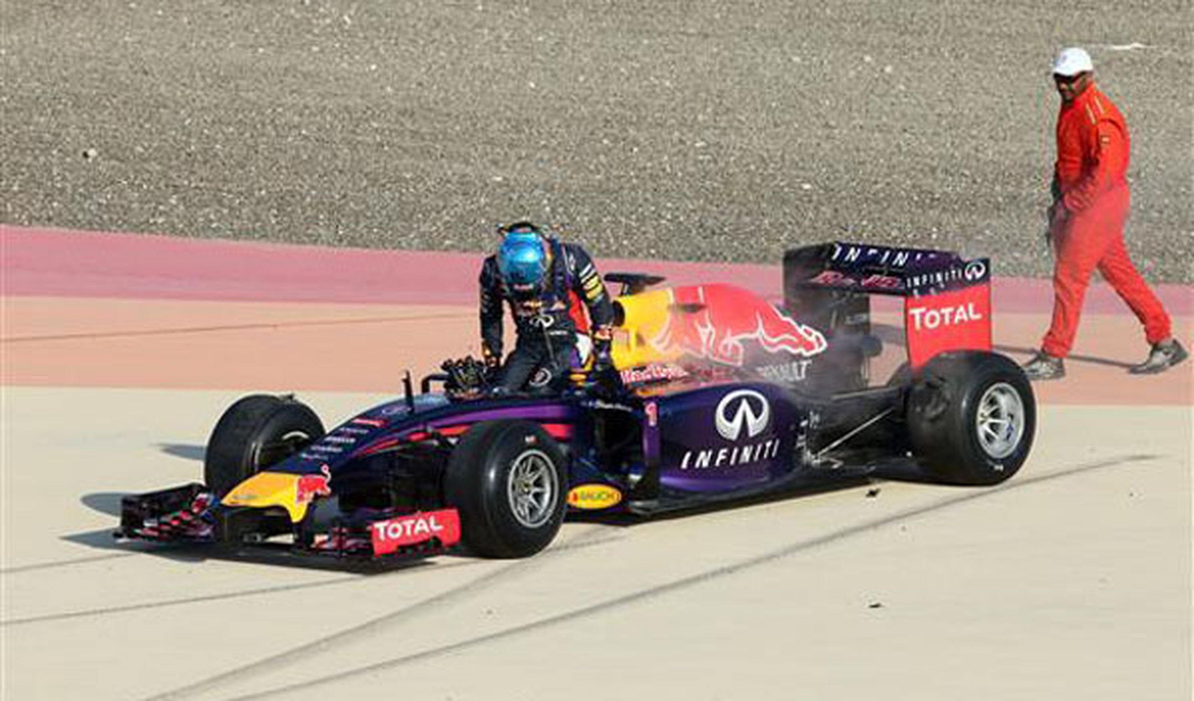Vettel rompe coche en tests f1 Bahrein 2014 día 1