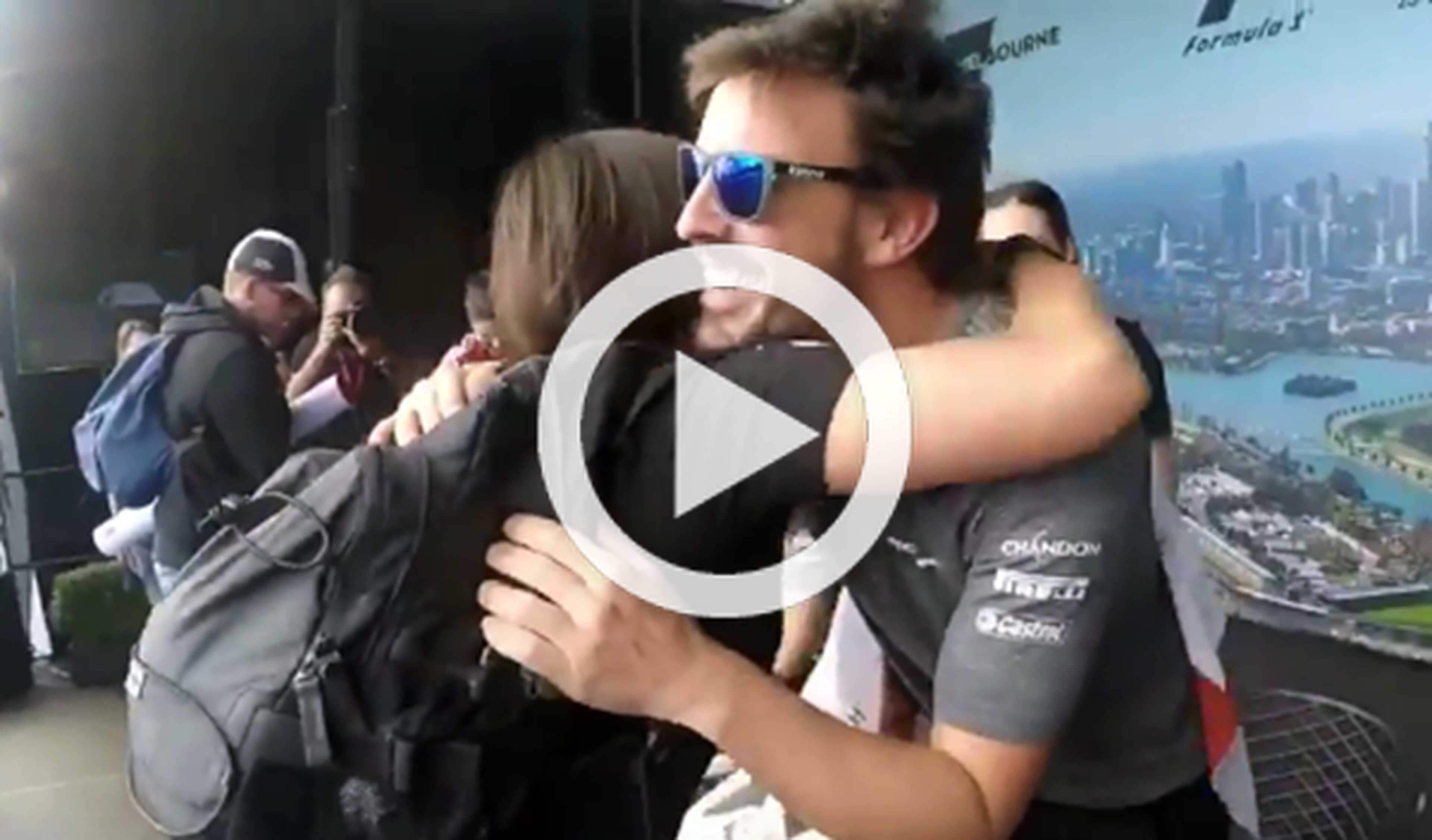 Vídeo: una aficionada enloquece al ver a Fernando Alonso