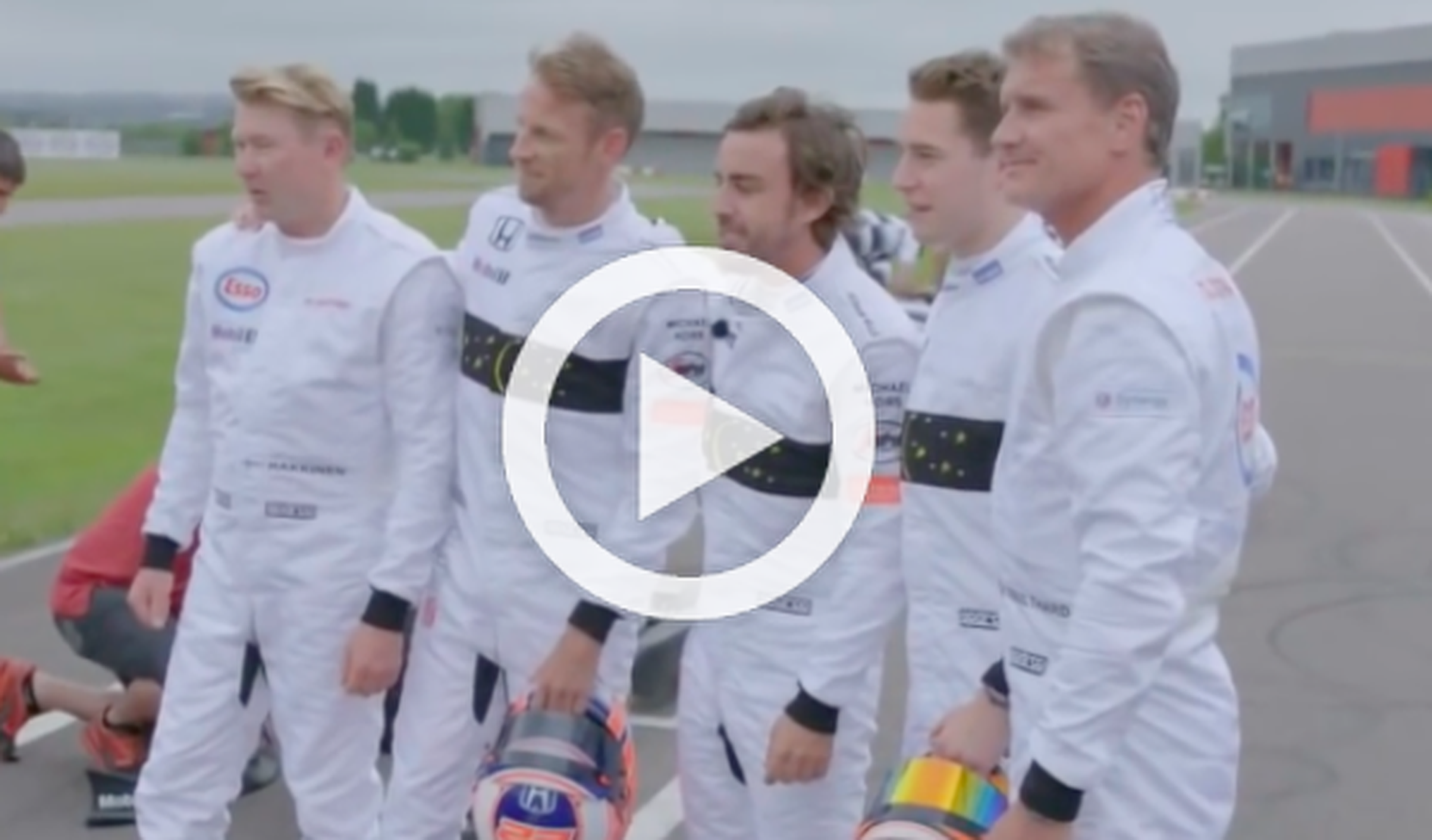 Vídeo: Alonso reta a Häkkinen, Coulthard y Button en karts