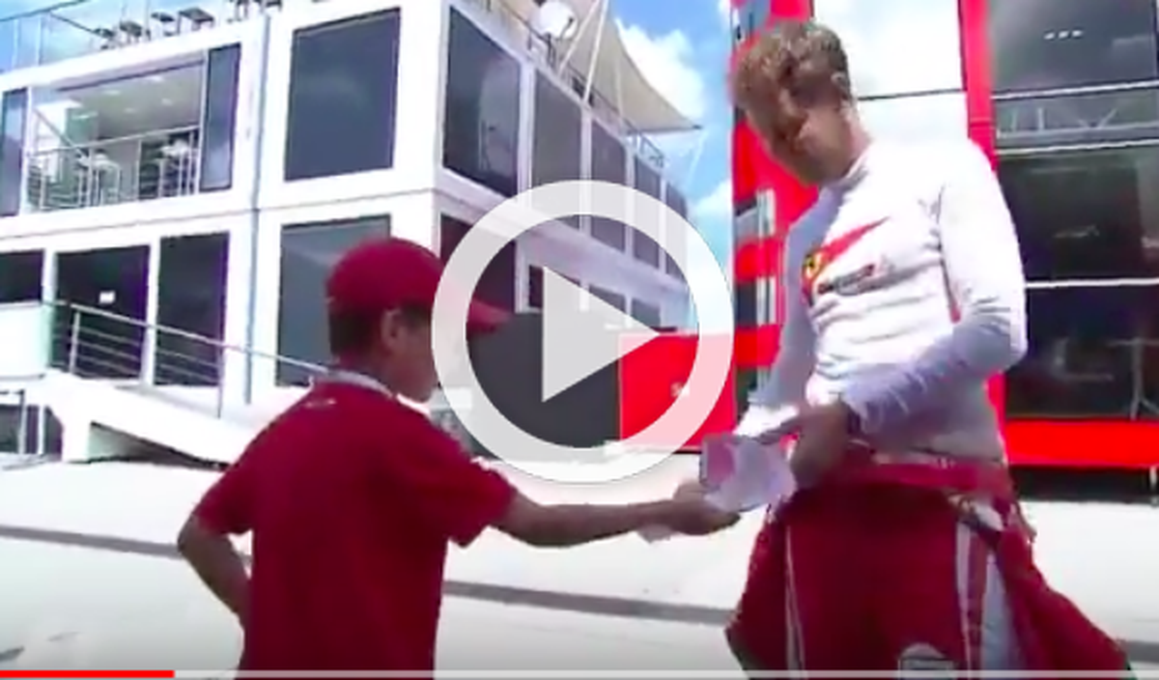 Vídeo: bonito gesto de Vettel con un niño en Hungría
