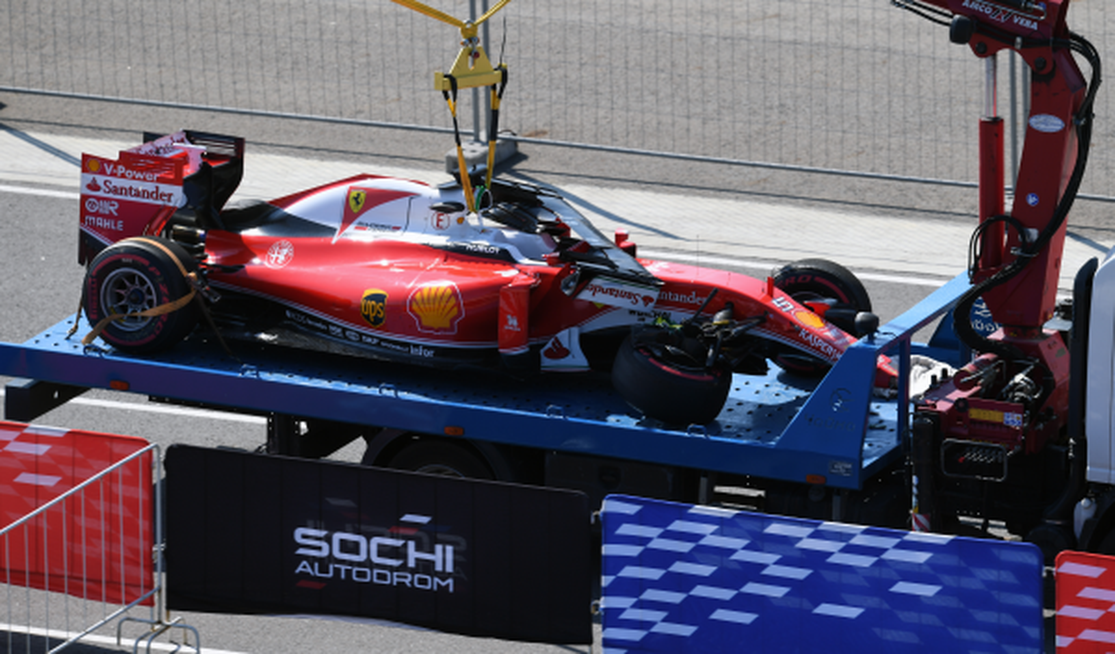 Vídeo: Kvyat deja fuera de carrera a Vettel