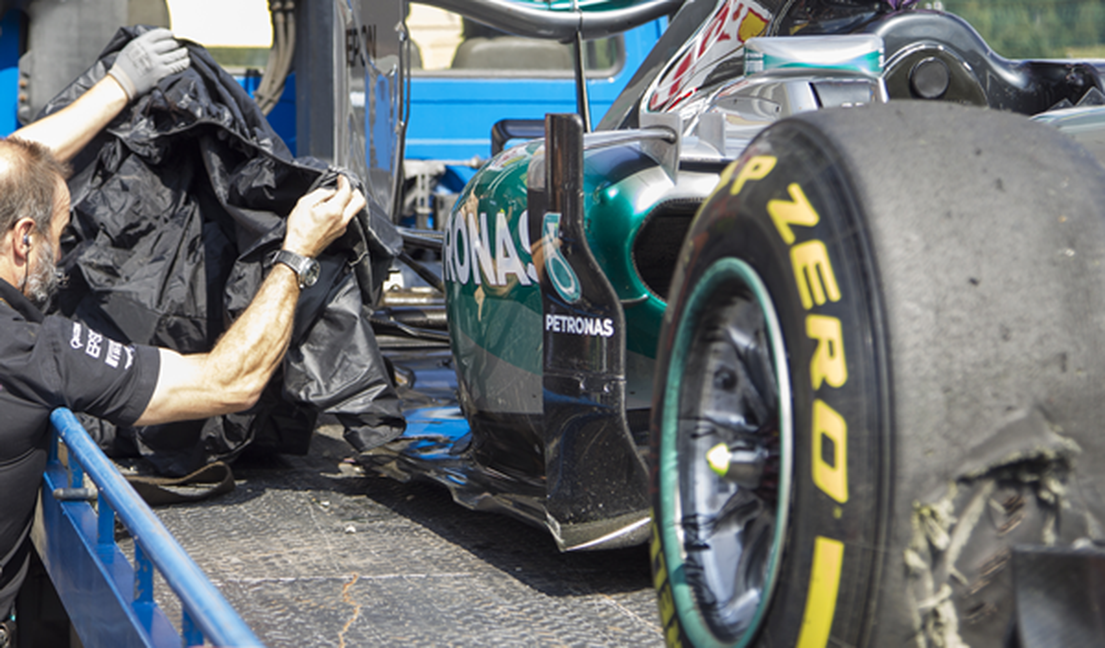Vídeo: sorprendente reventón del neumático de Rosberg