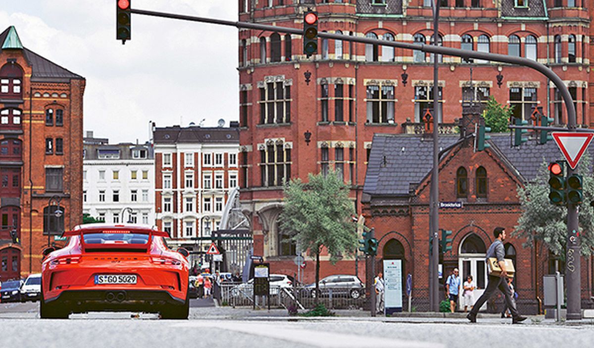 Un 911 GT3 a la salida de un semáforo