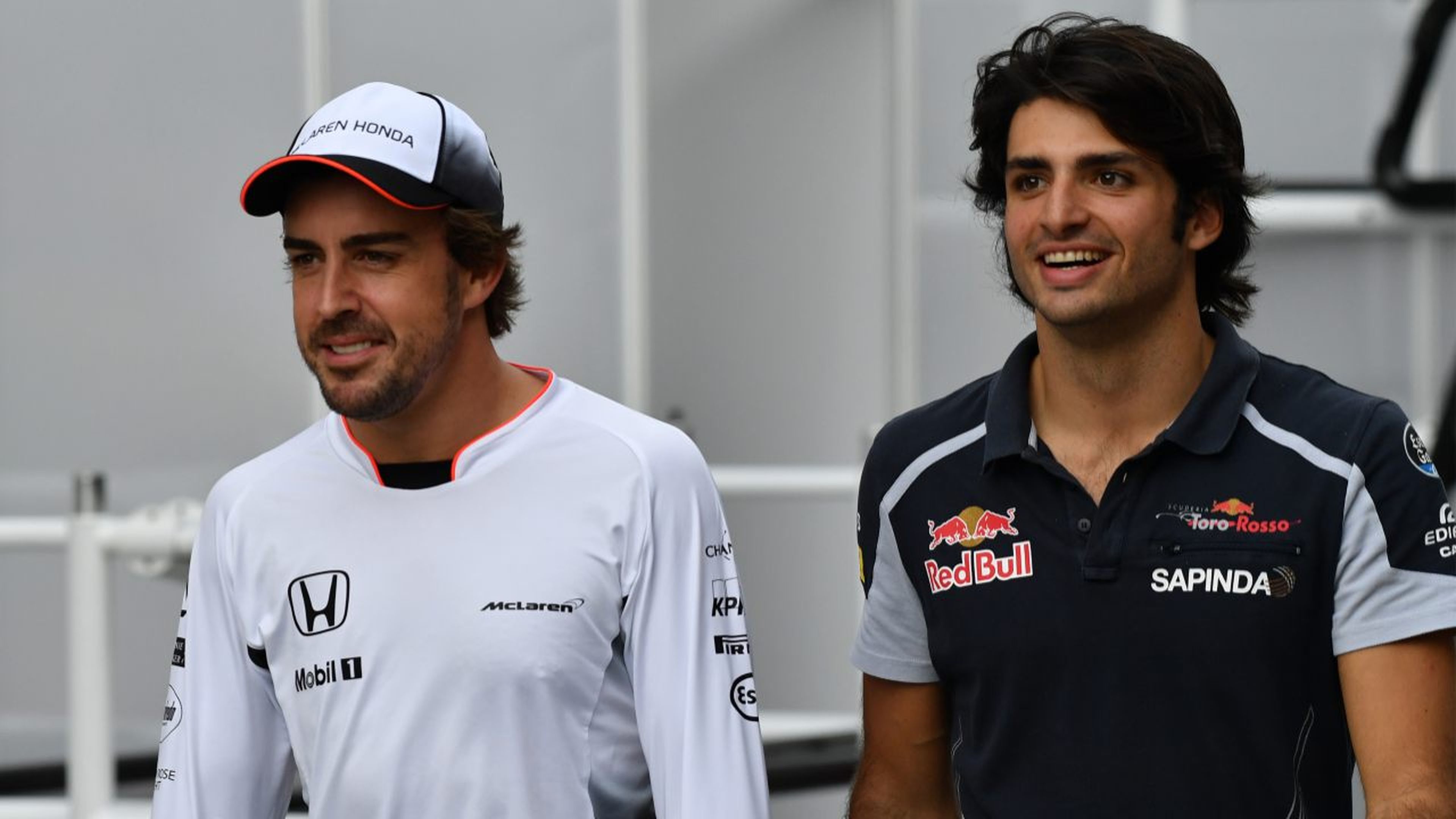 Fernando Alonso y Carlos Sainz en el paddock de la F1