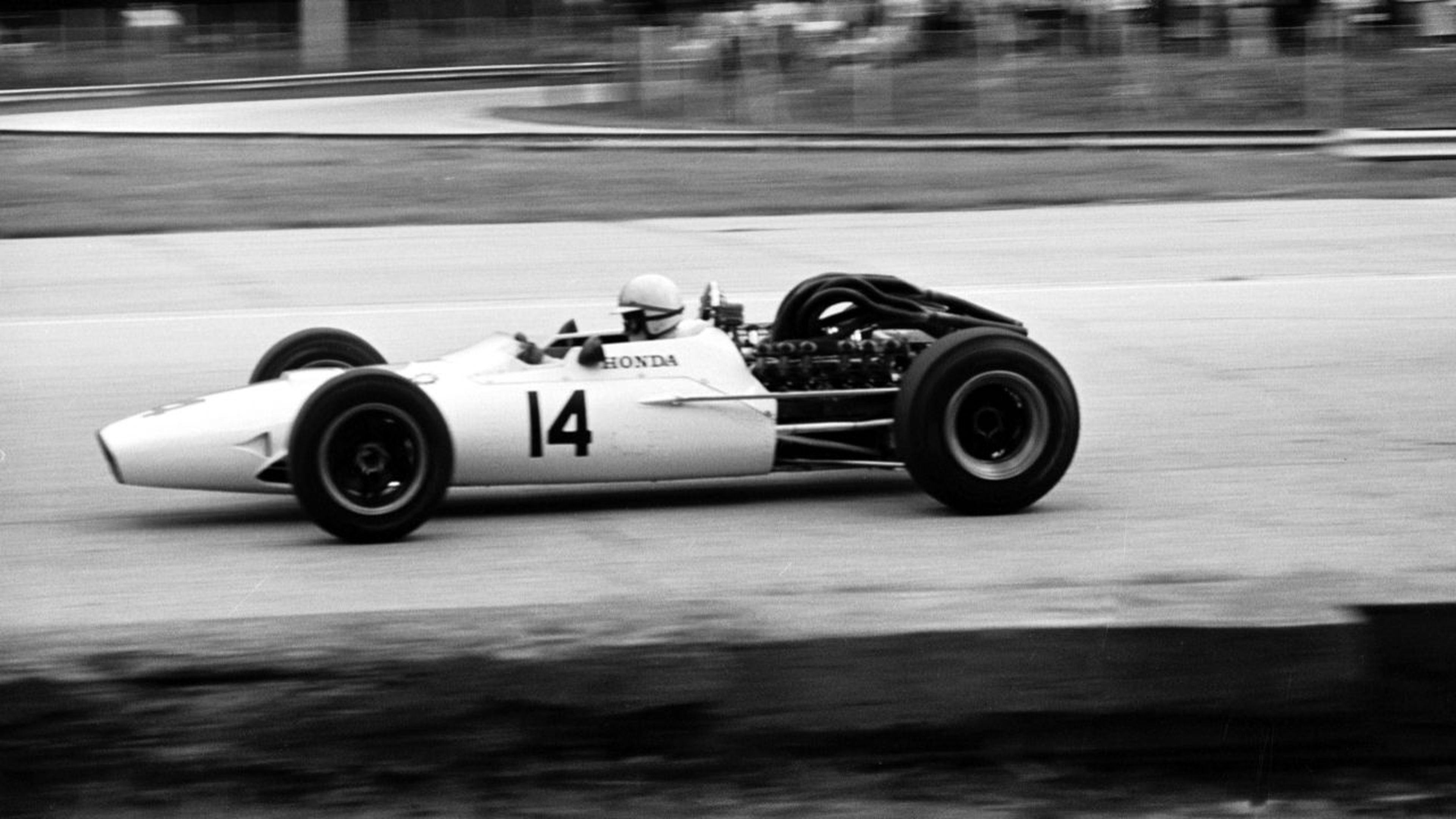 John Surtees, en el Honda RA300