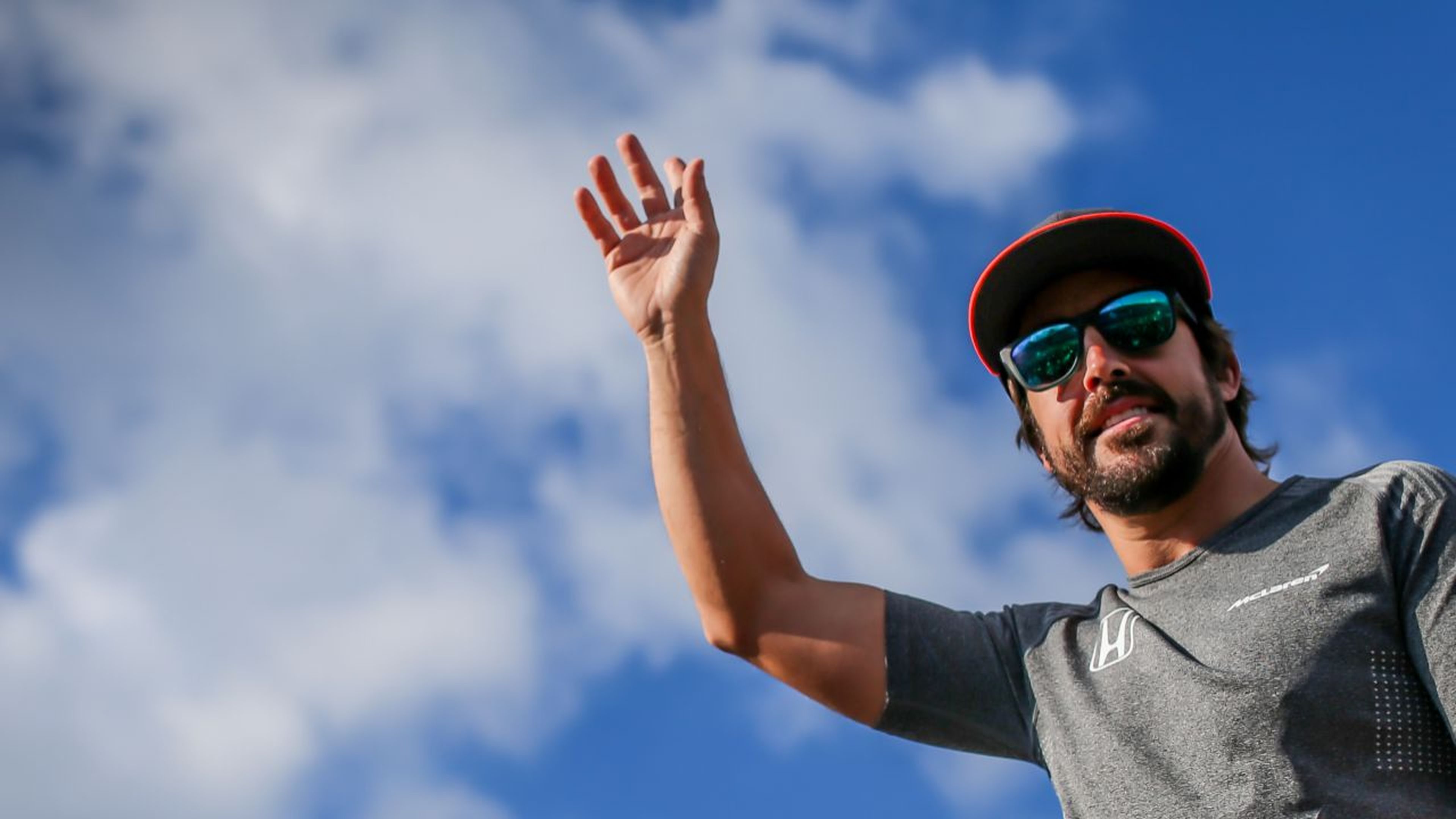 Alonso saluda durante GP de F1