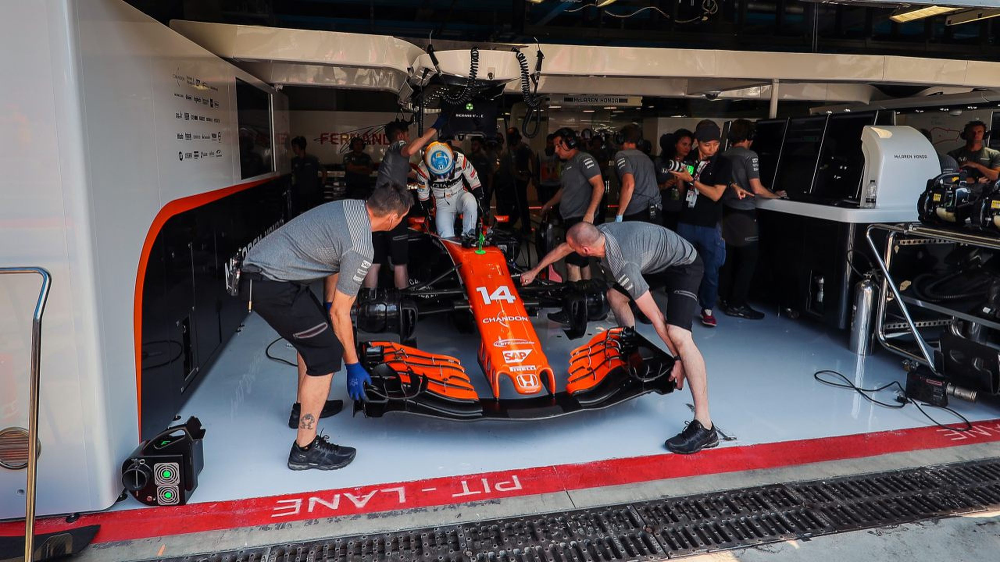 Box de McLaren en el GP de Italia