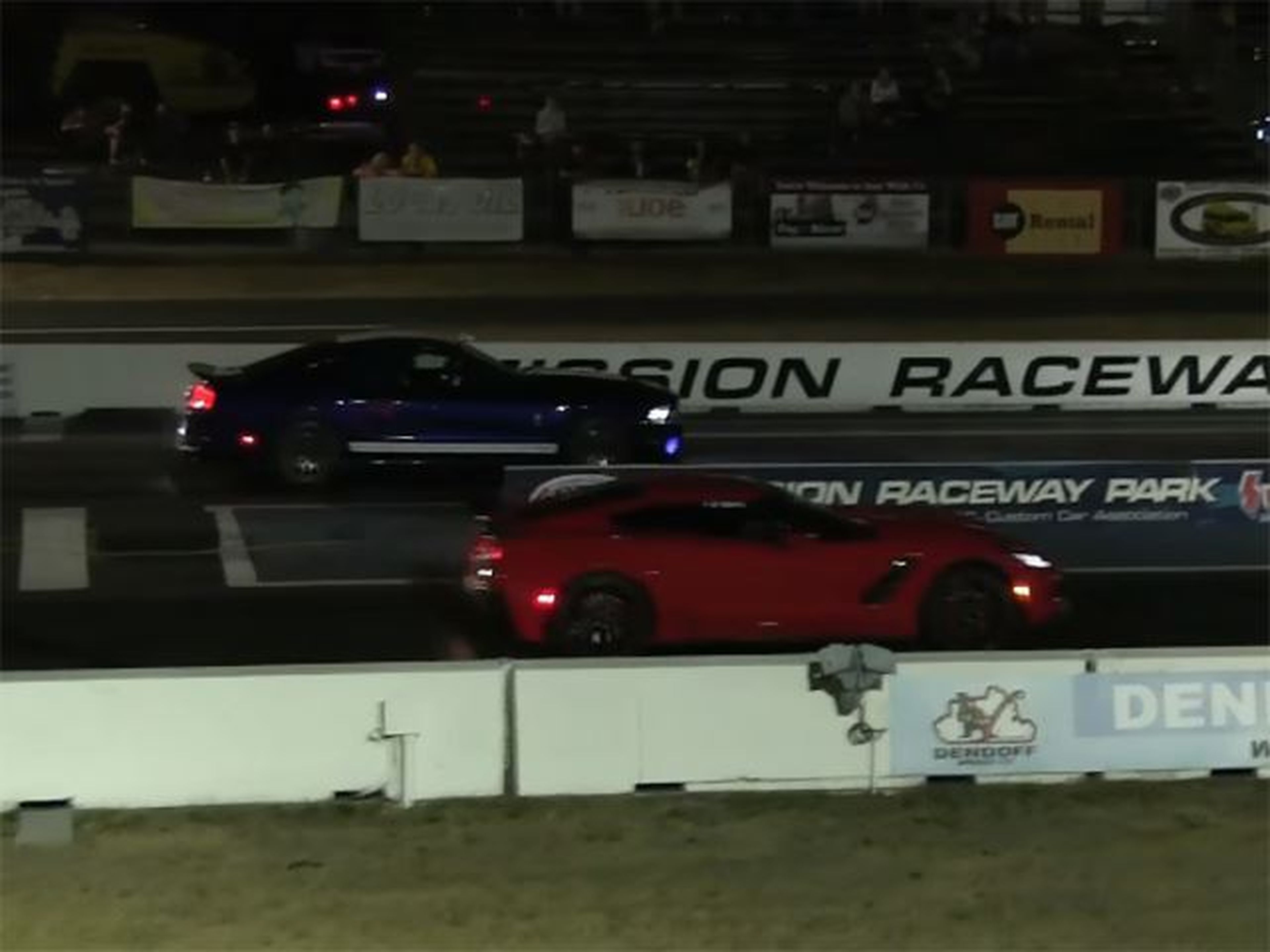 Drag race Corvette contra Shelby