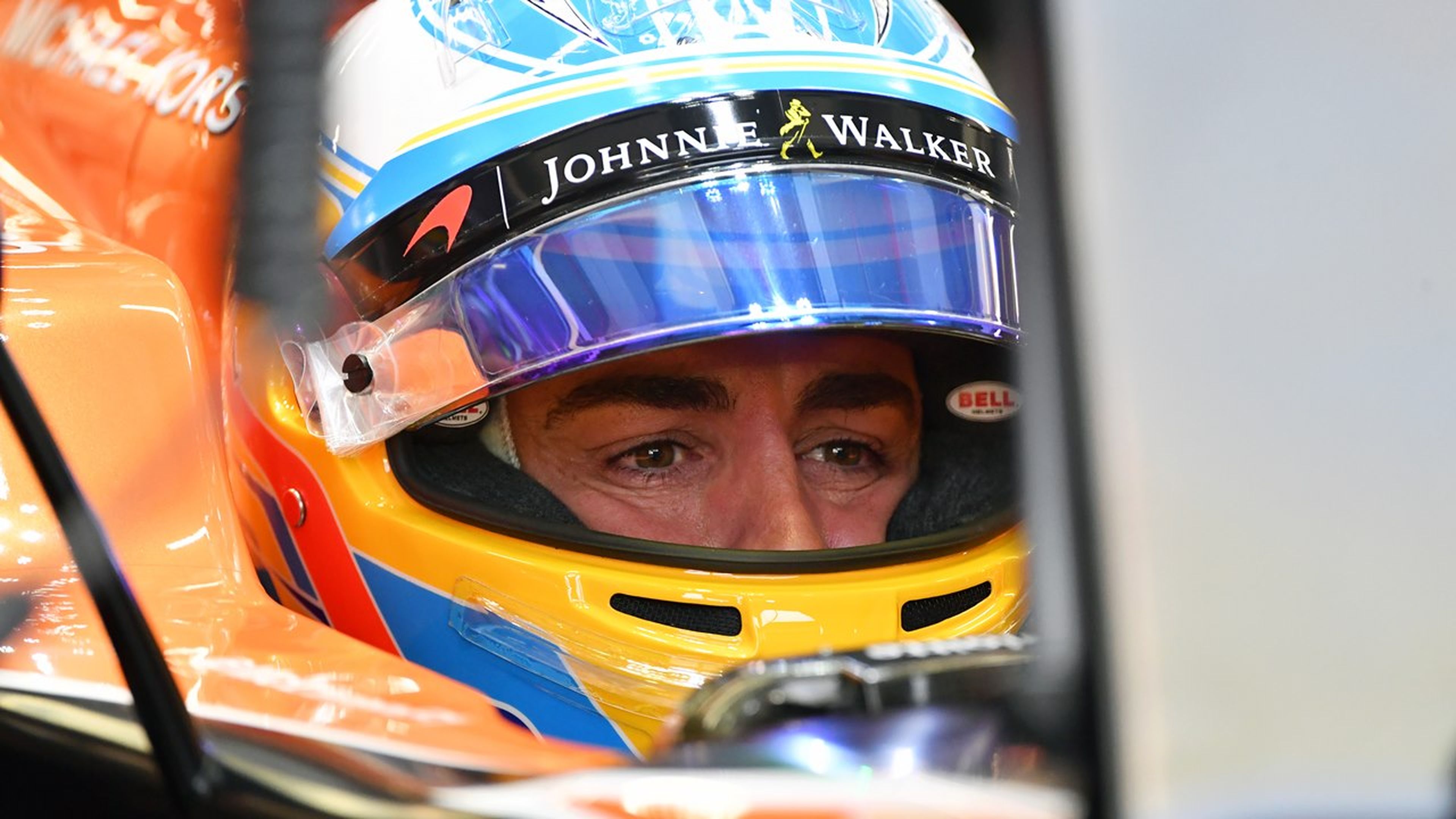 Fernando Alonso, en el box de Singapur