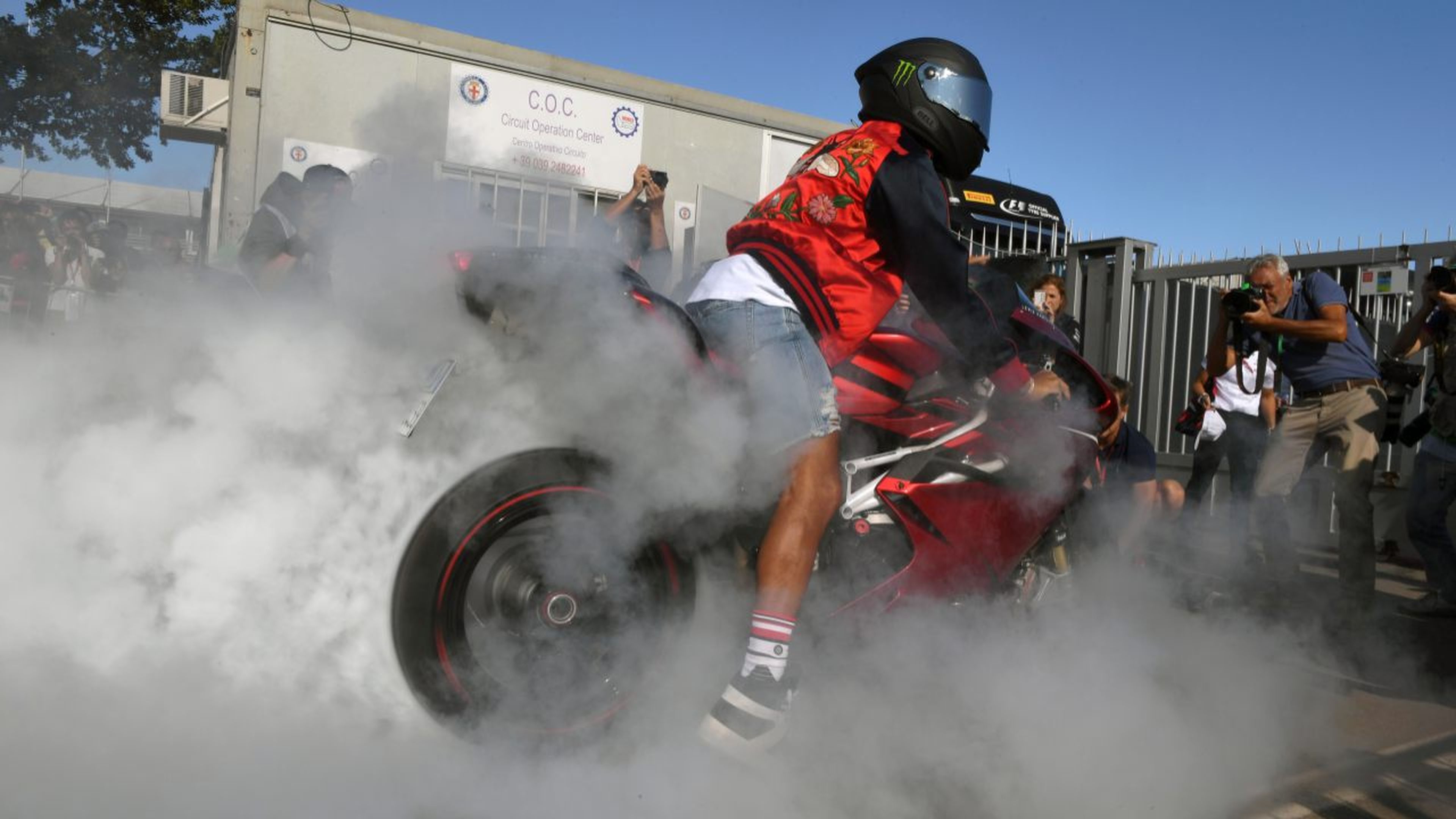 Lewis Hamilton, con su moto en el GP de Italia