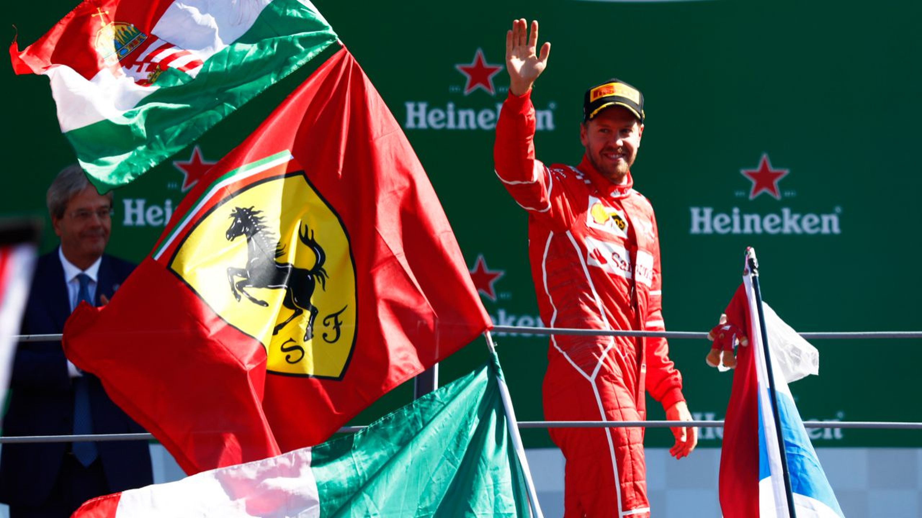 Sebastian Vettel sube al podio de F1