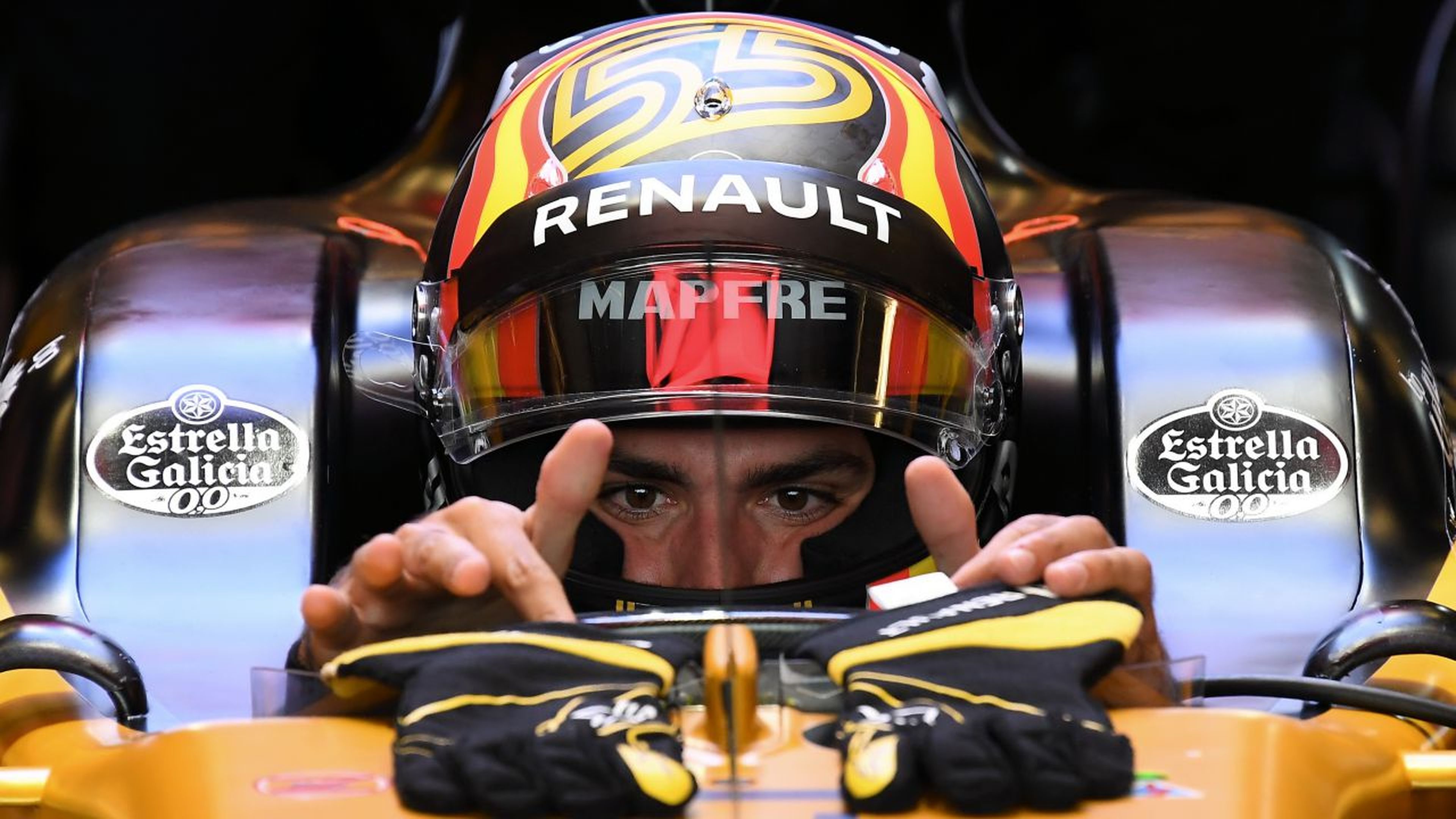 Carlos Sainz box F1 Renault