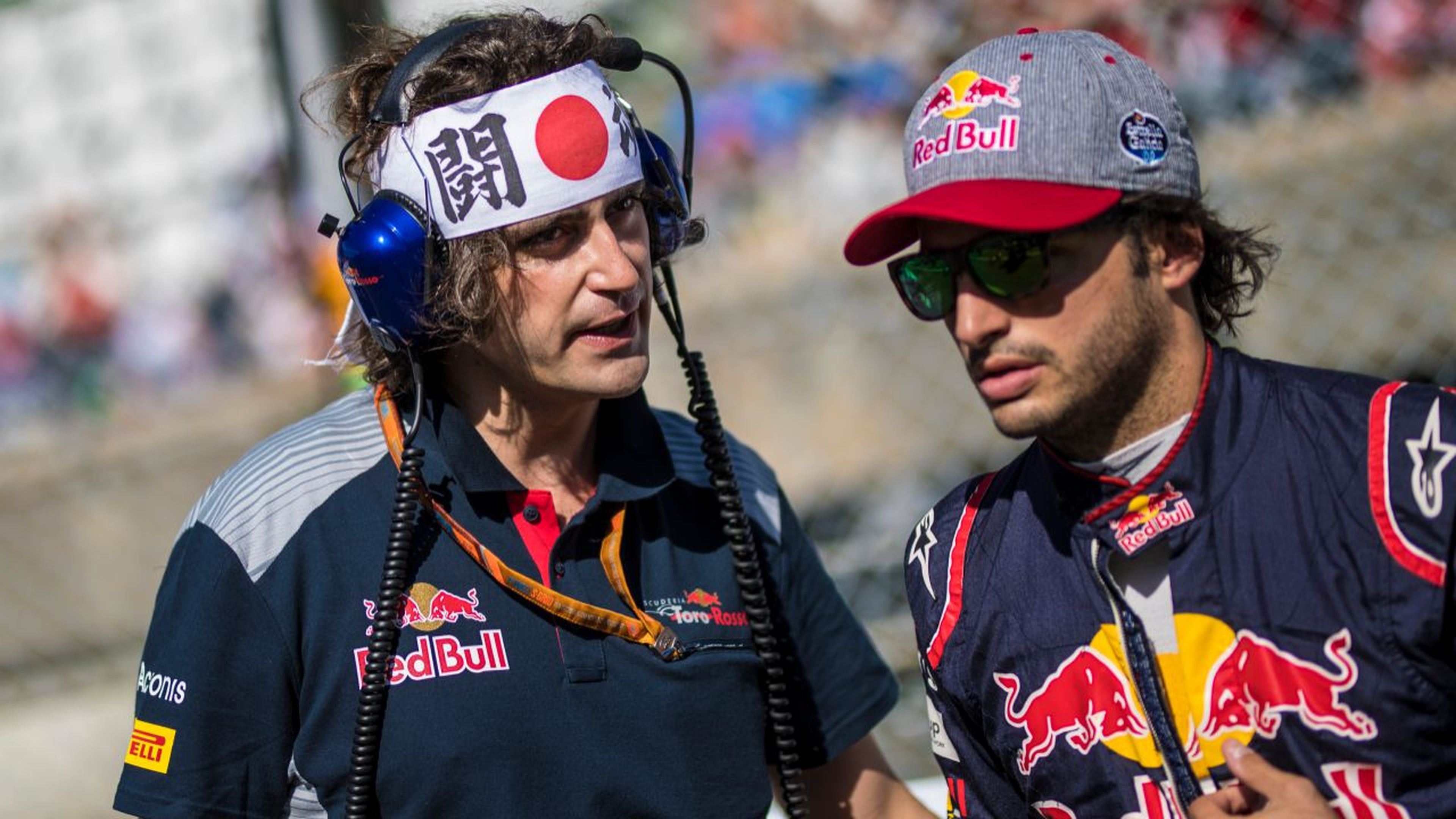 Carlos Sainz, junto a su ingeniero en el GP Japón 2017