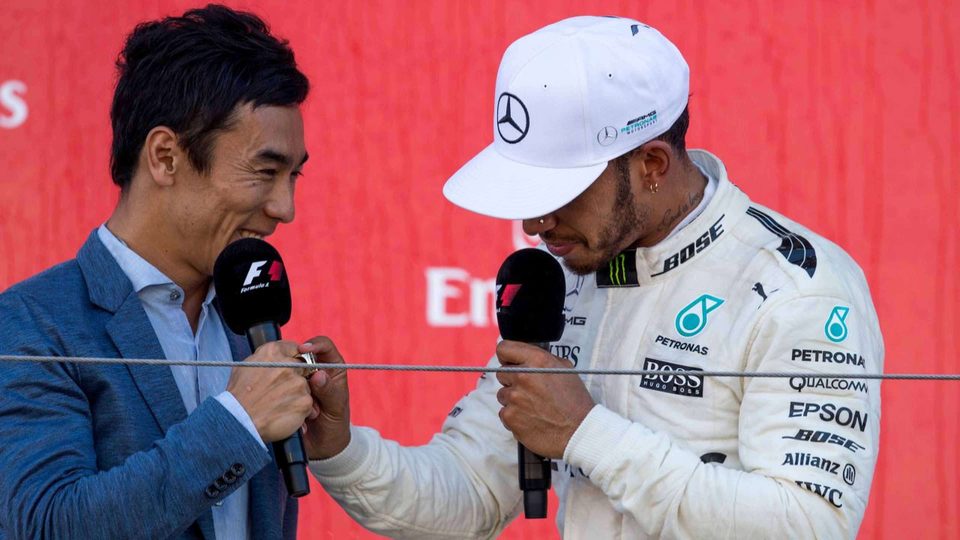 Lewis Hamilton y Takuma Sato en el podio del GP Japón 2017