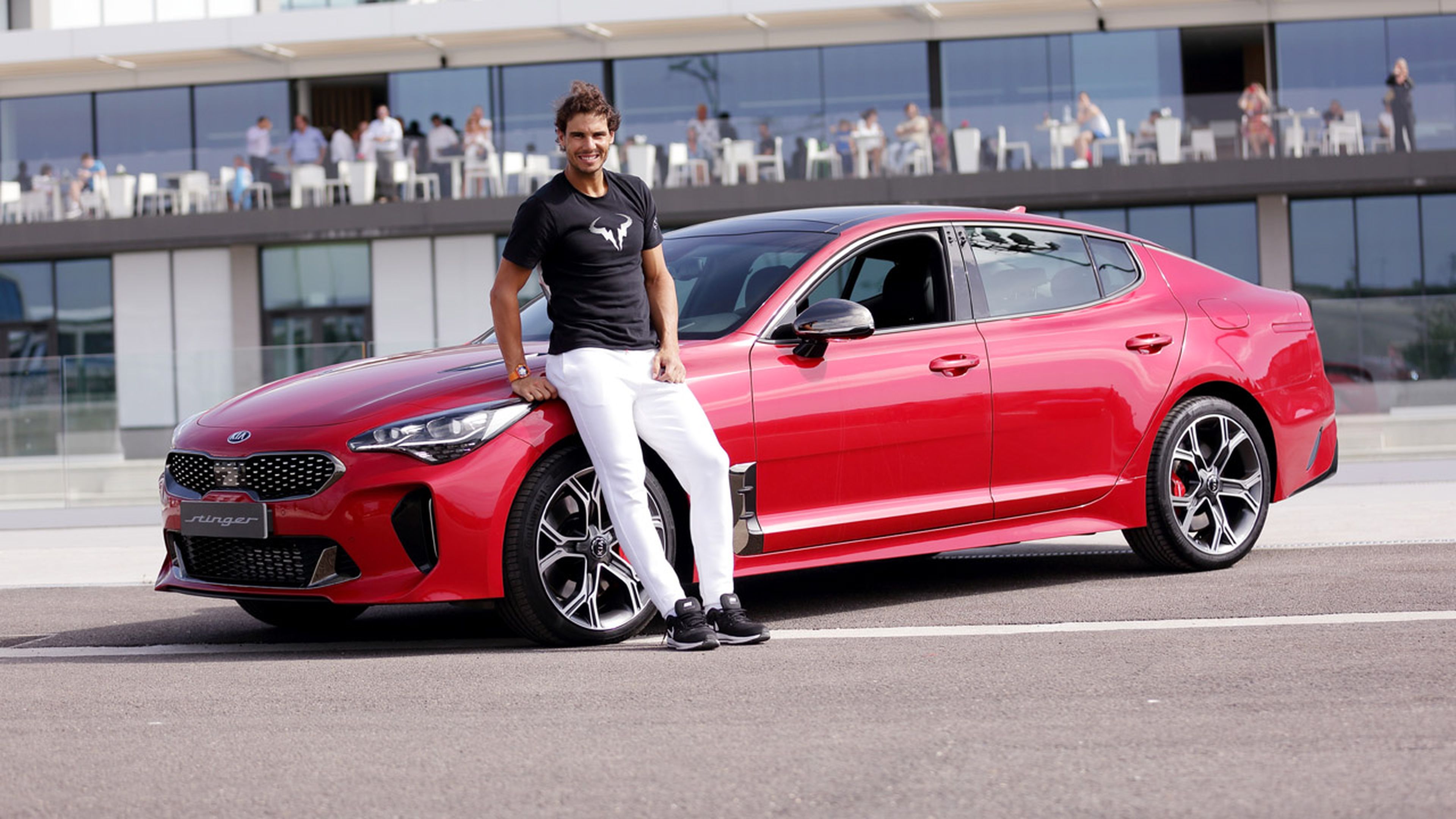 Rafa Nadal con su nuevo Kia Stinger