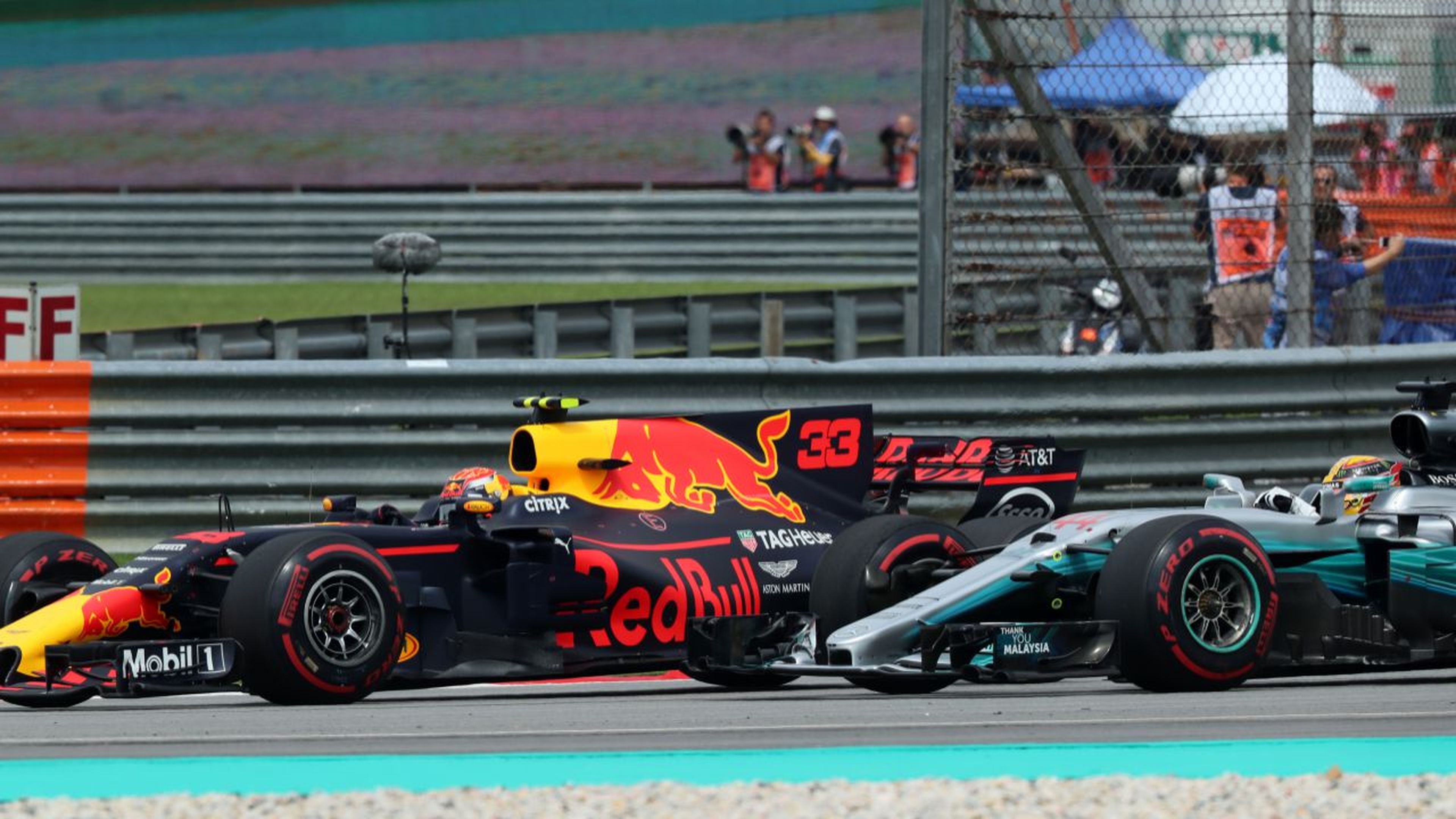 Verstappen bate a Hamilton en malasia
