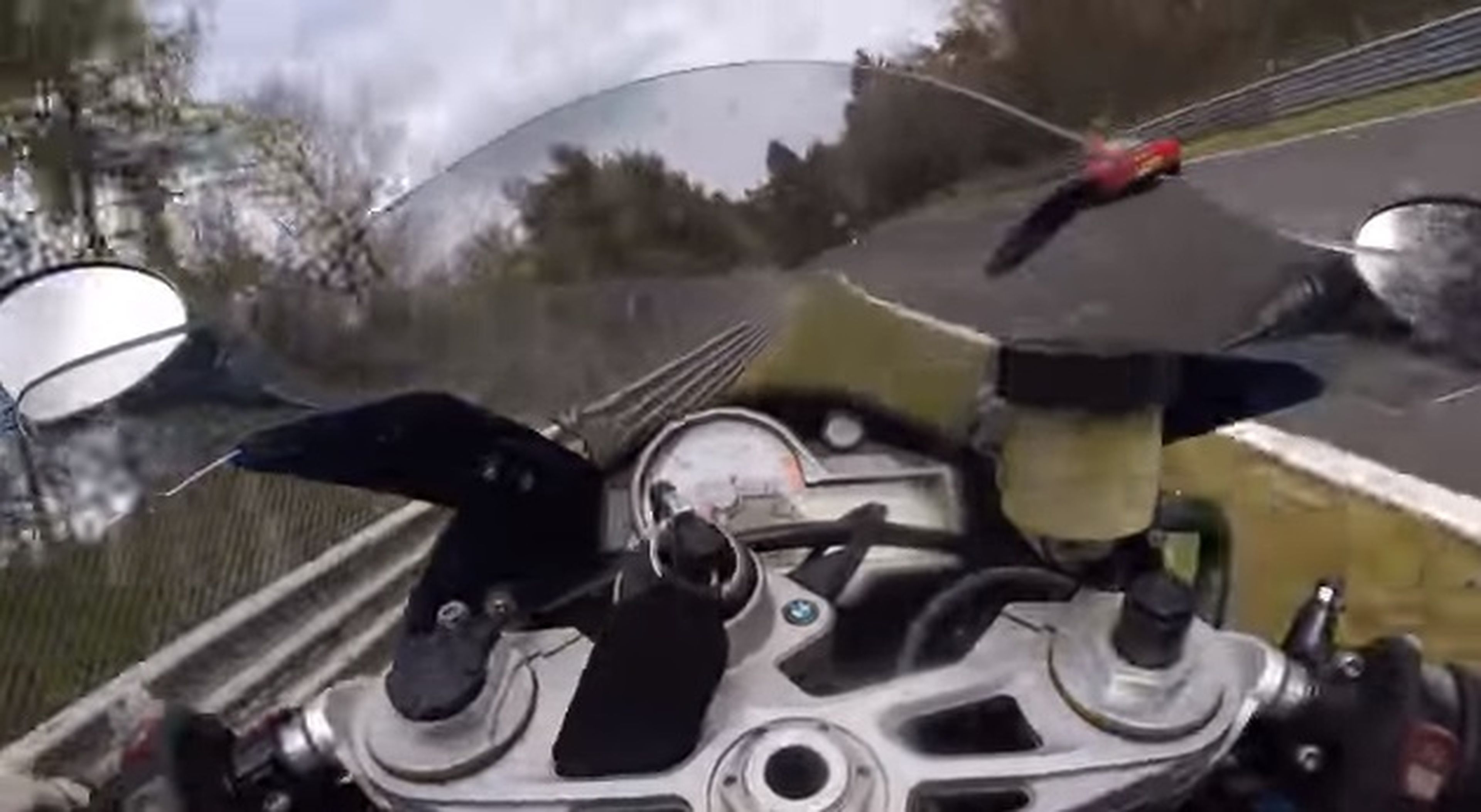 VÍDEO: Motorista salva una caída segura en Nurburgring a 170 km/h