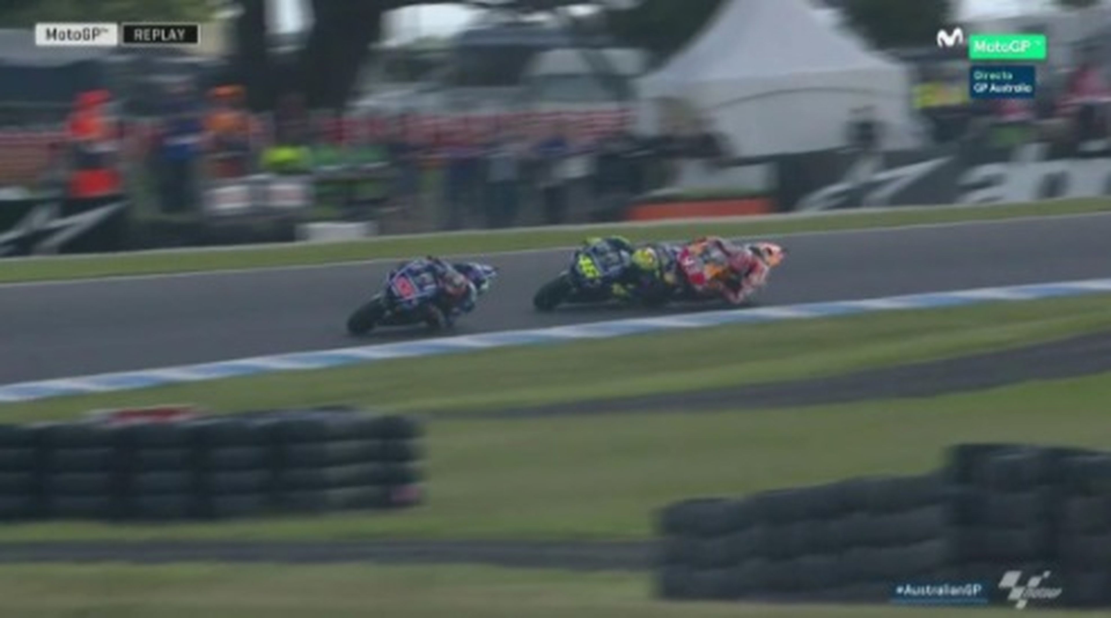 Vídeo: Toque entre Marc Márquez y Valentino Rossi durante la carrera de Australia