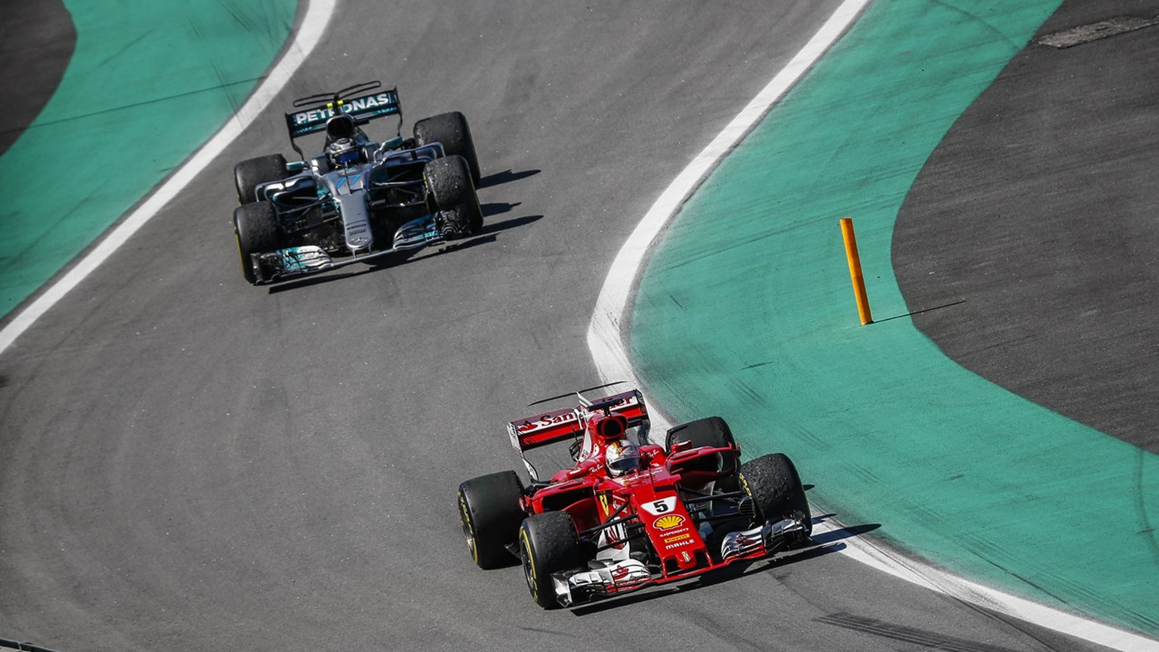Bottas y Vettel en el GP Brasil 2017