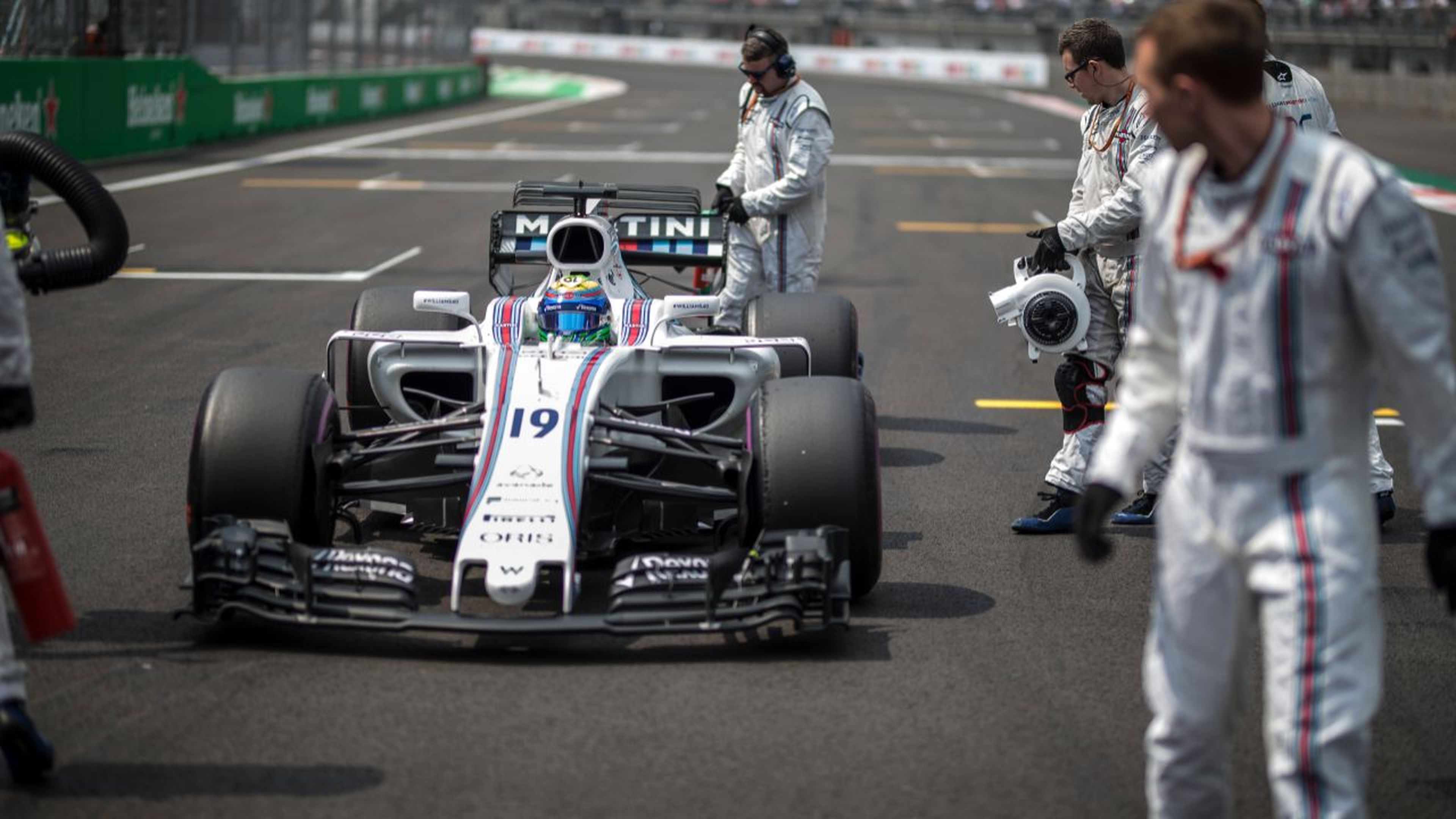 Felipe Massa se dirige a la parrilla del GP de México