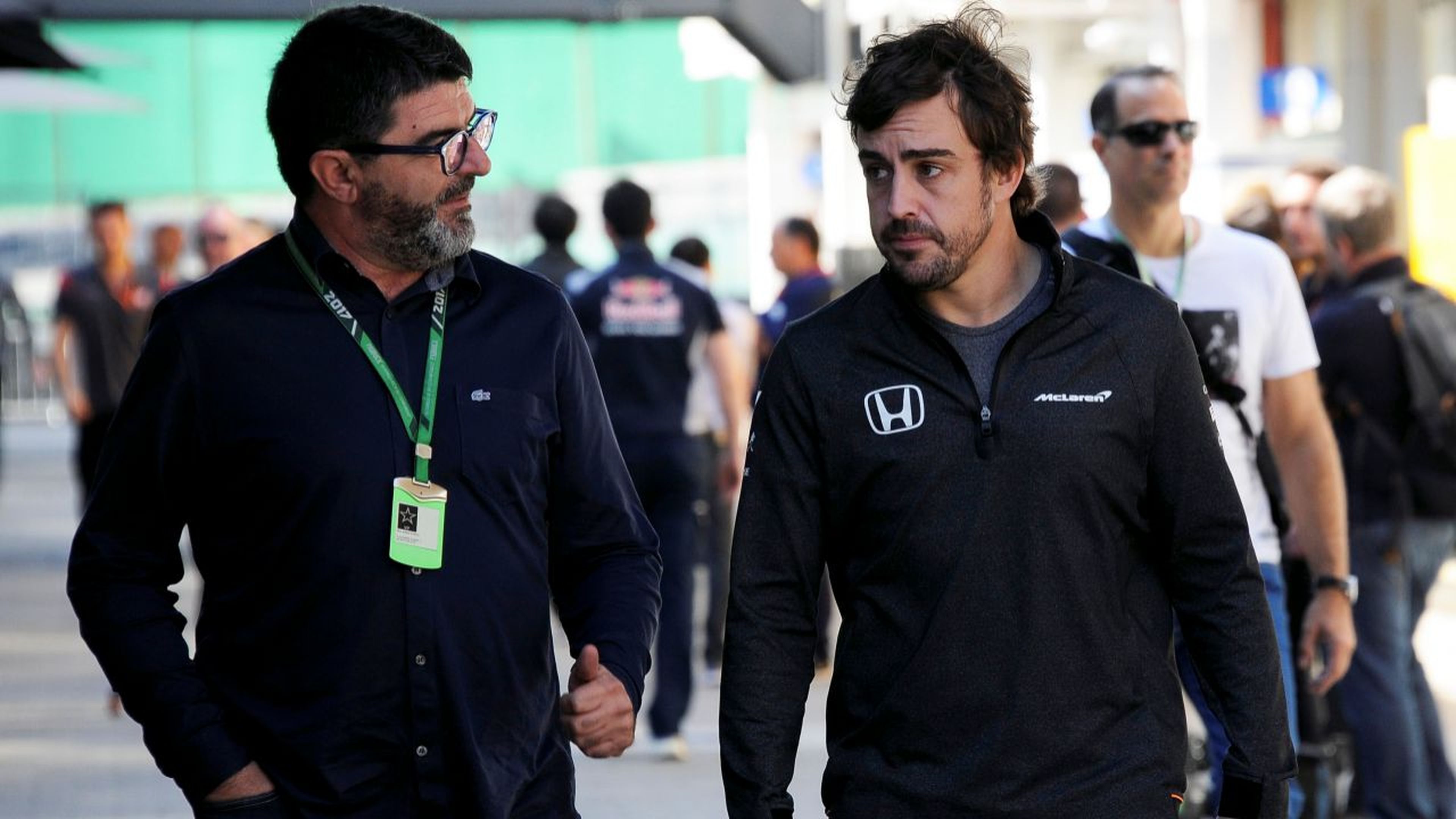 Fernando Alonso junto a su mánager