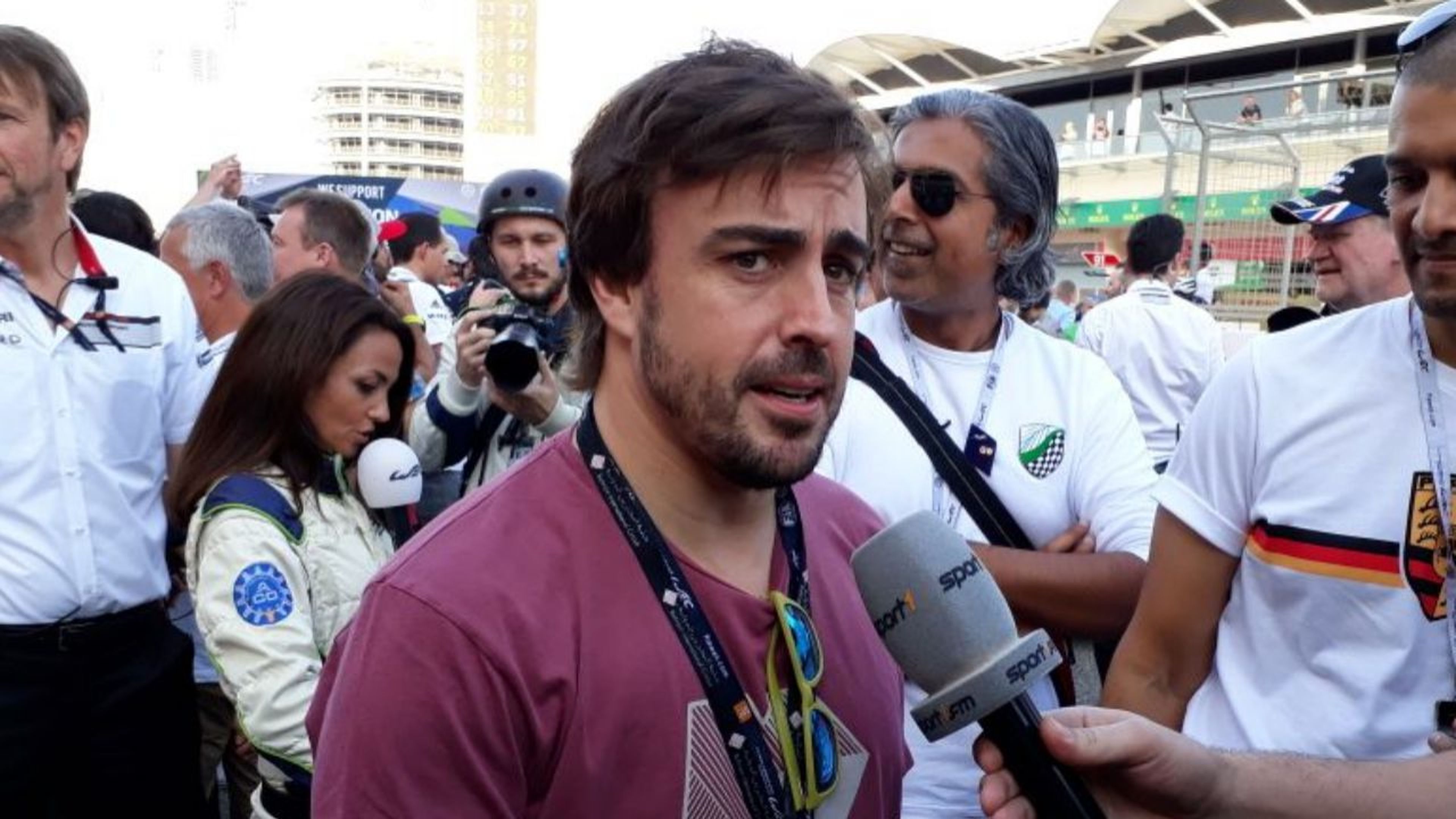 Fernando Alonso visita el Circuito de Bahréin