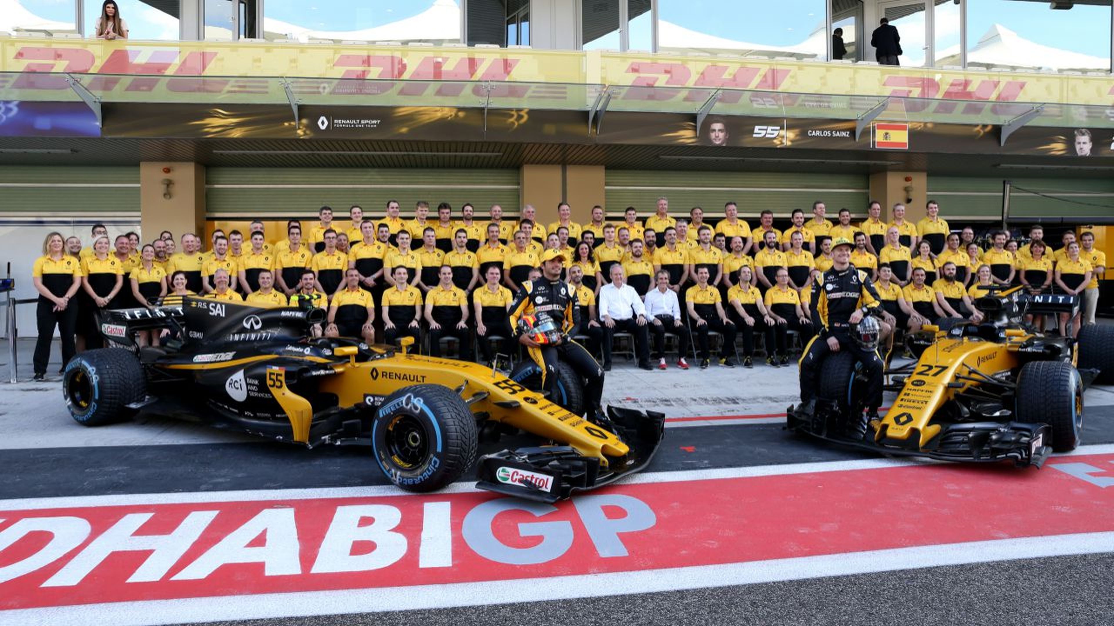Foto de familia del equipo Renault de F1