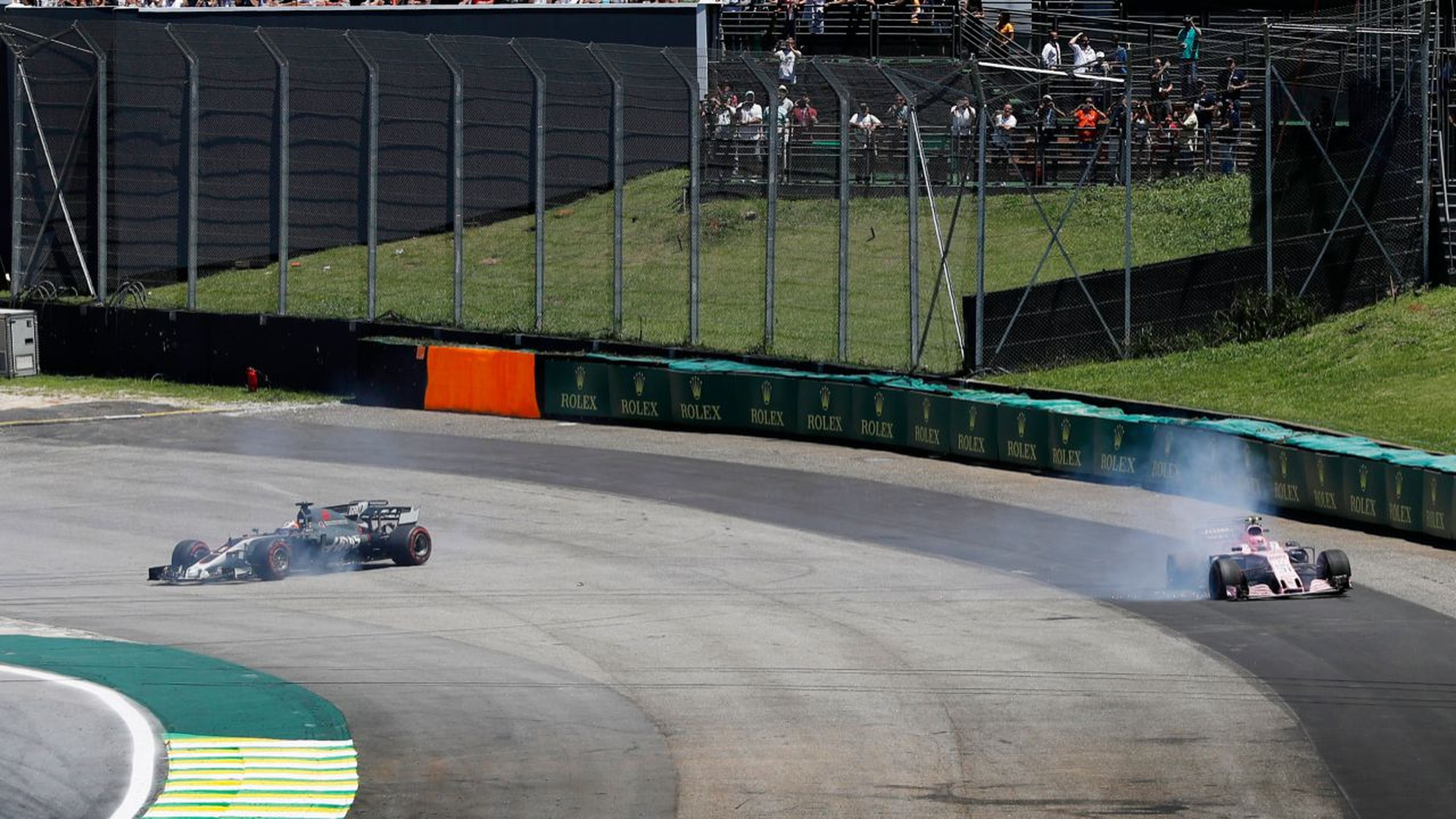 Grosjean y Ocon en el GP Brasil 2017