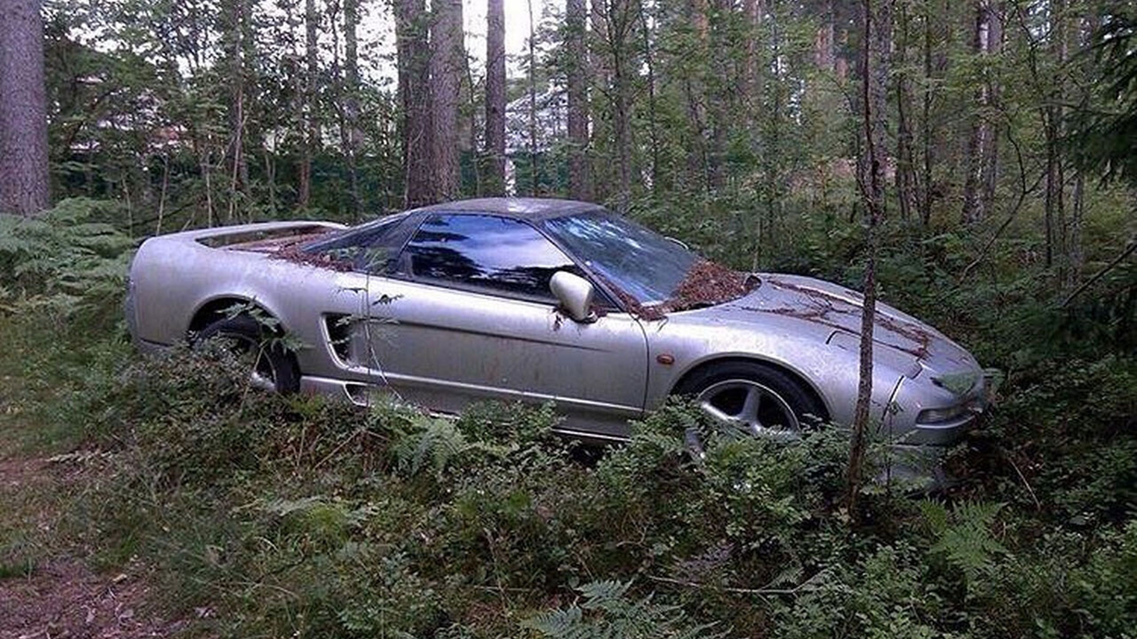 Honda NSX abandonado en el bosque