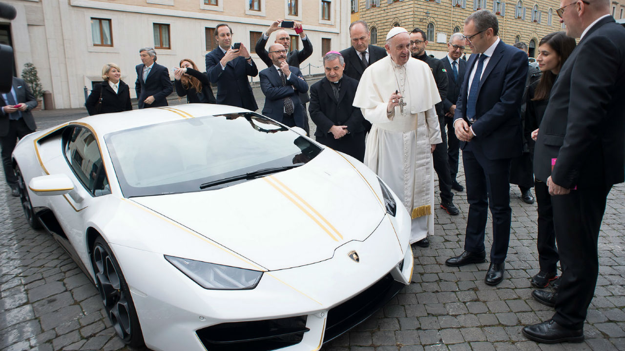 El Papa tiene un Lamborghini Huracán… pero lo subastará para la caridad --  
