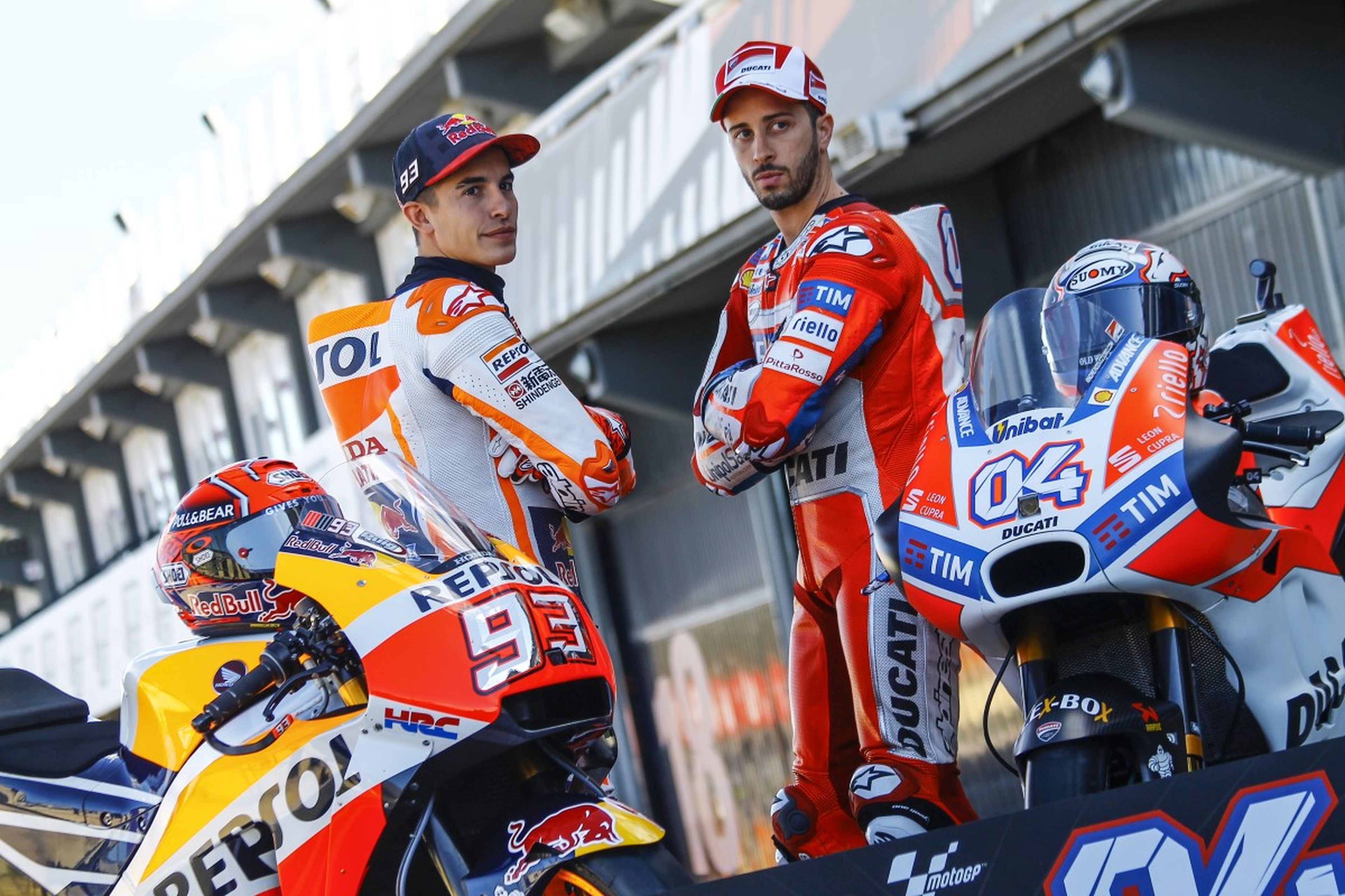 Marc Márquez y Andrea Dovizioso se hacen la foto por la batalla final en MotoGP