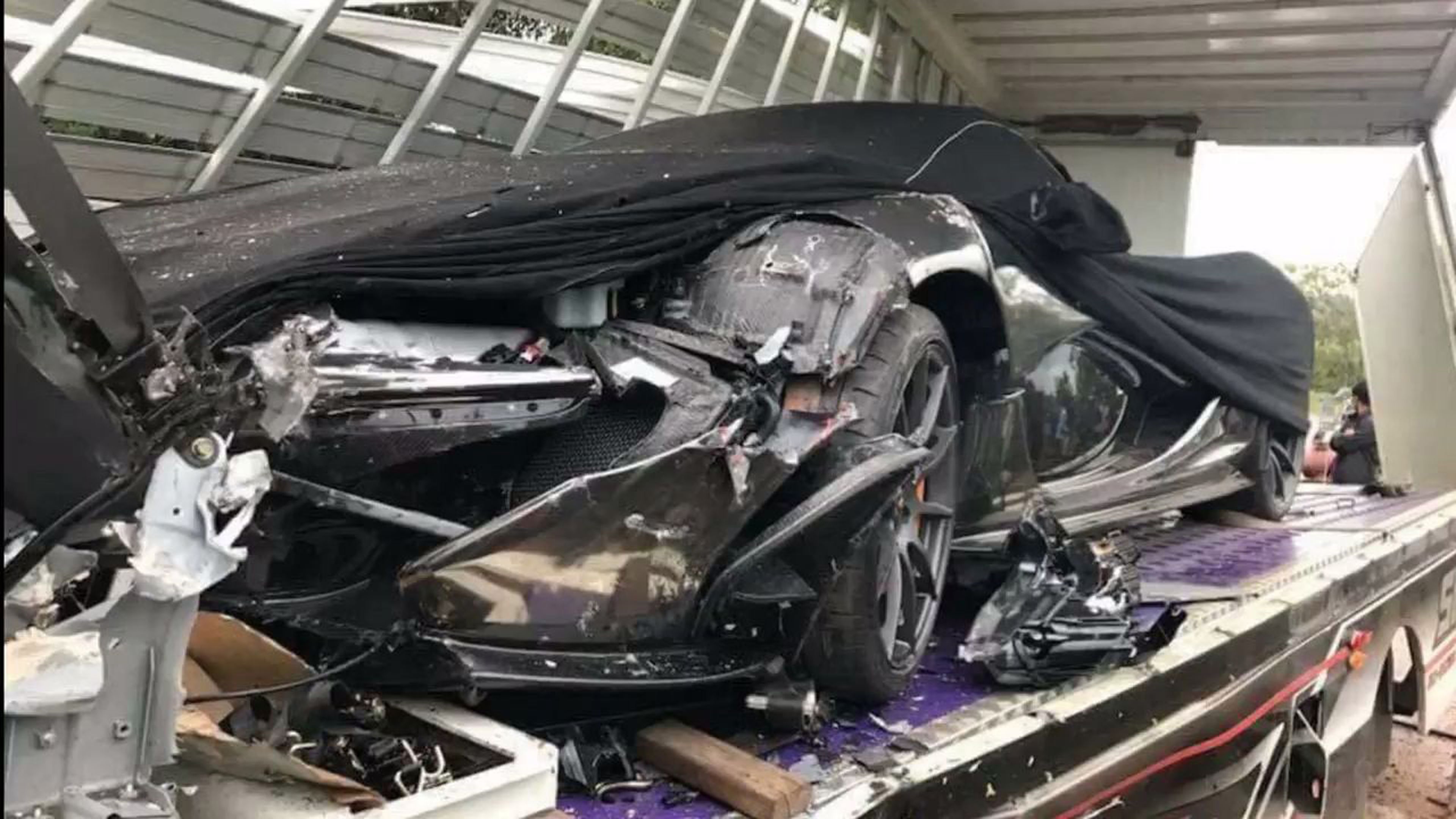 McLaren P1 accidente camión transporte