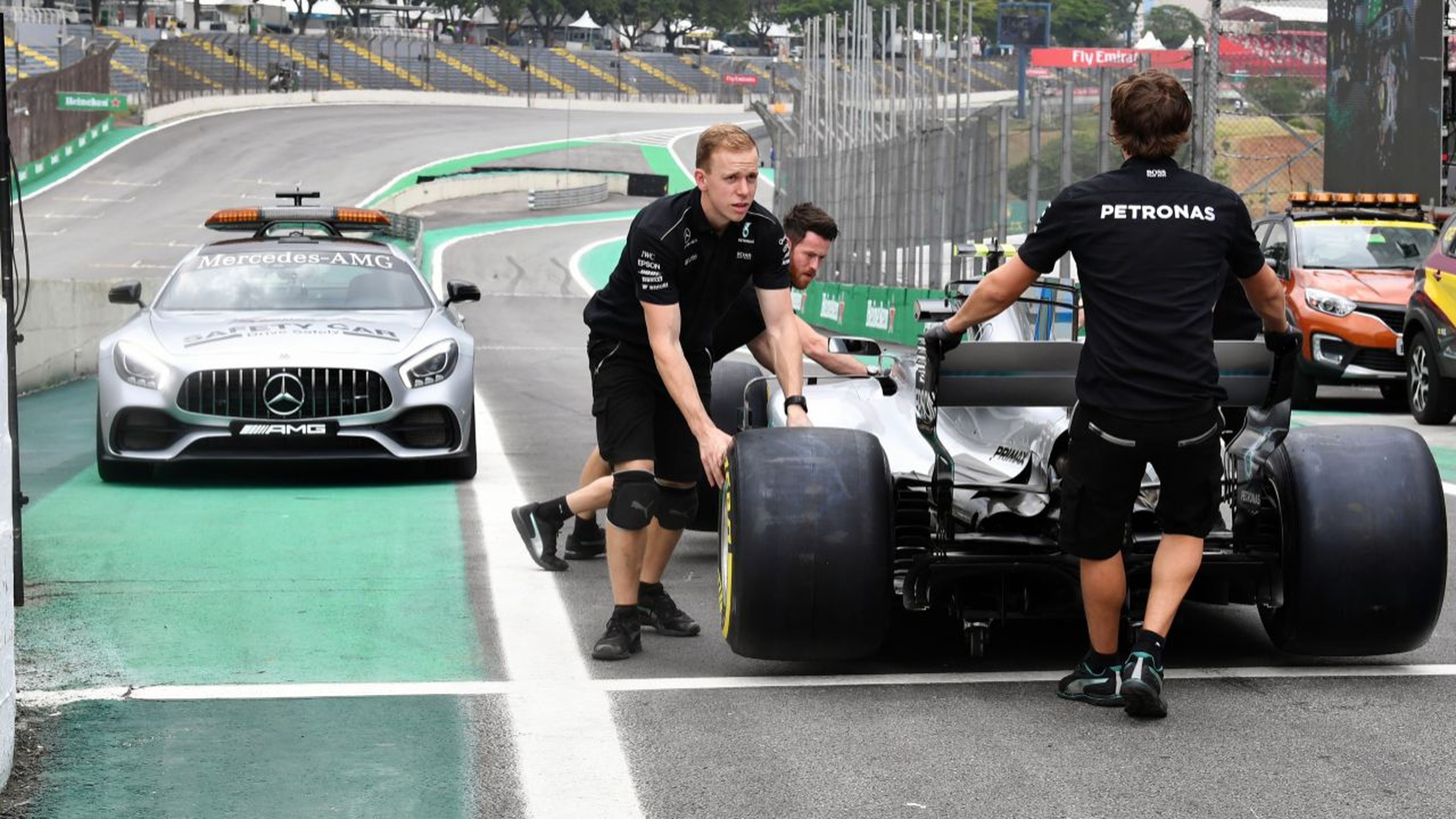 Mecánicos del equipo Mercedes F1
