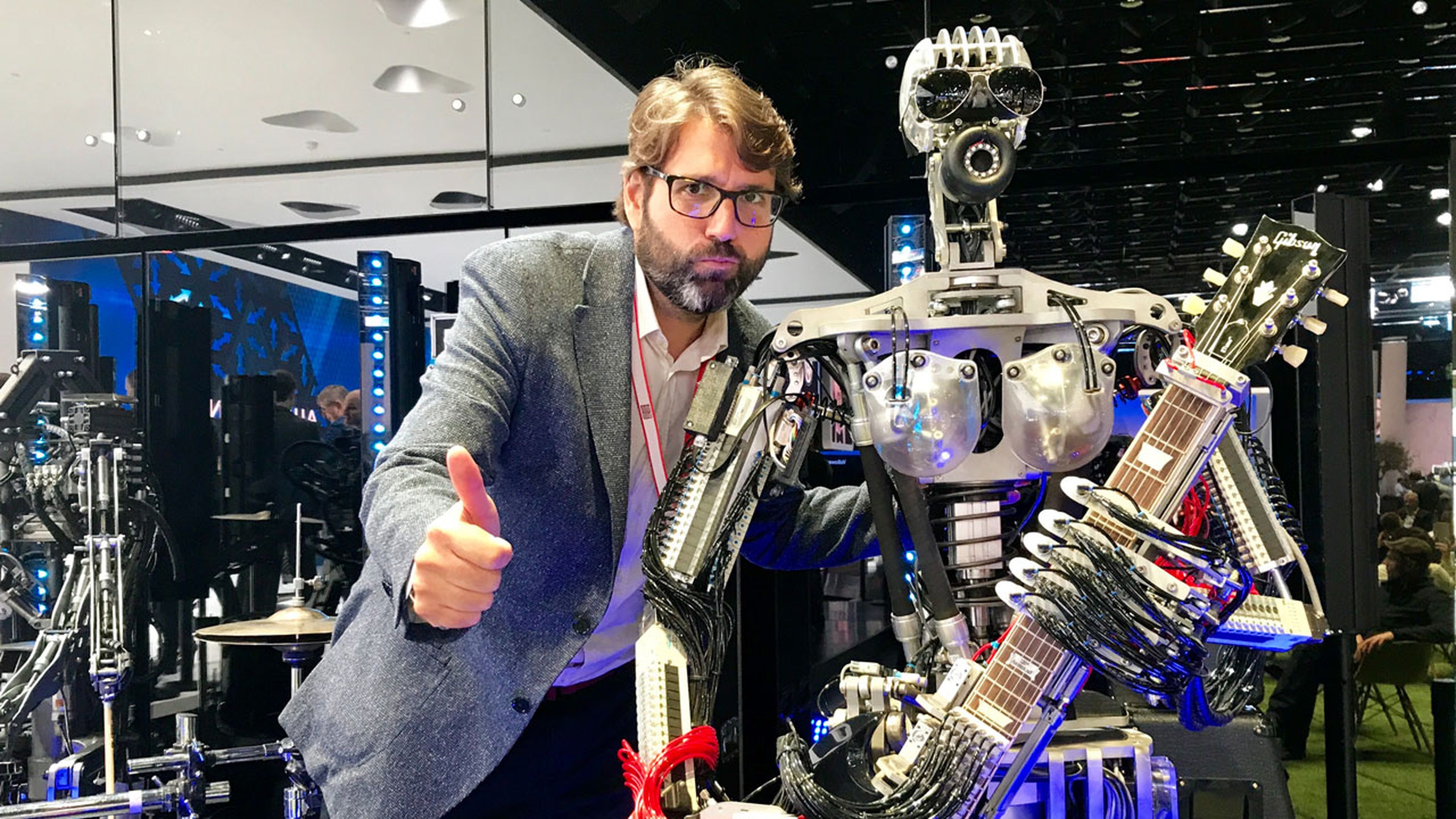 Un servidor posando junto al robot en el stand de Audi en el Salón de Frankfurt 2017