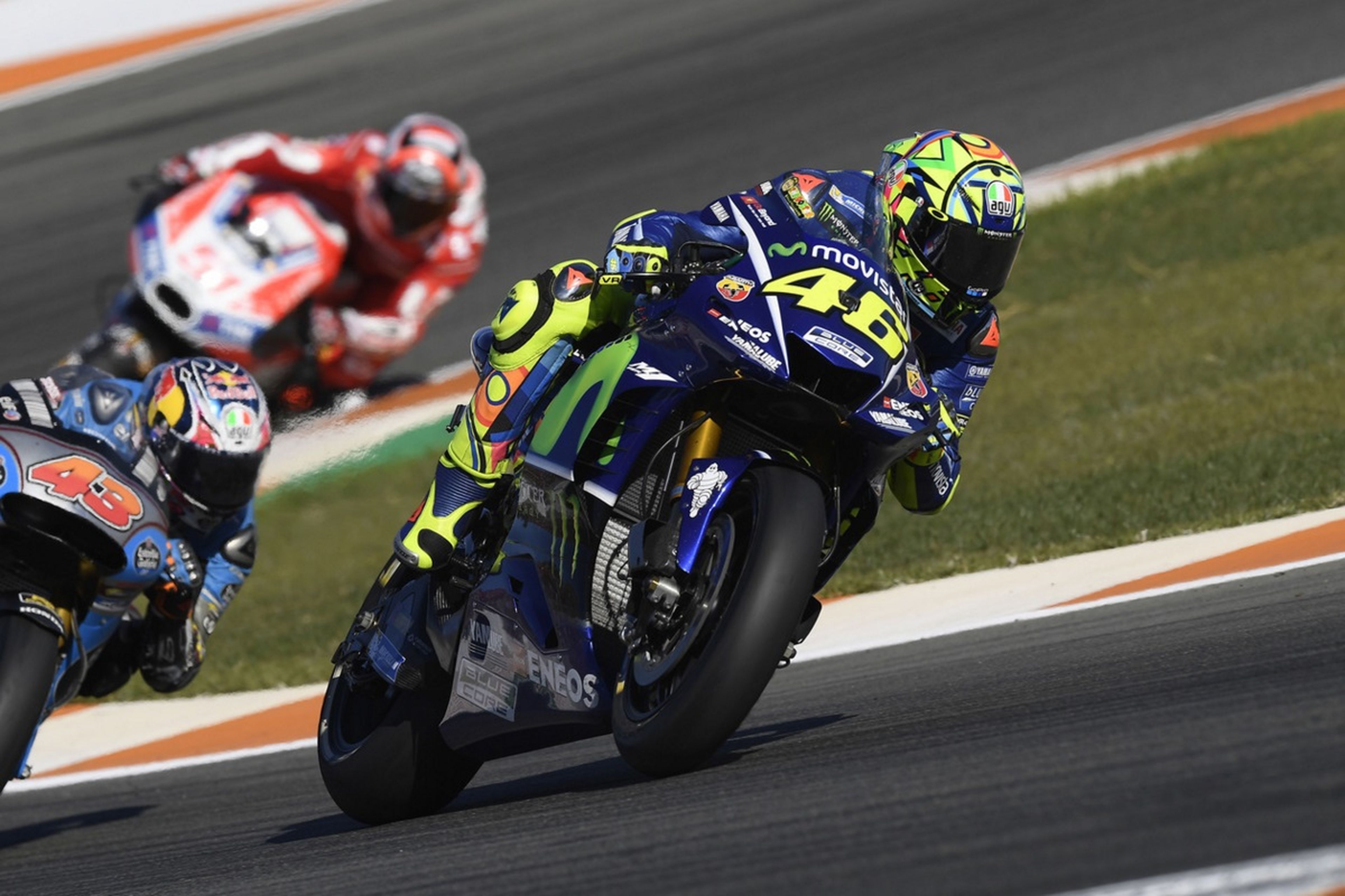 Rossi y Viñales corrieron en Valencia con la Yamaha del 2016