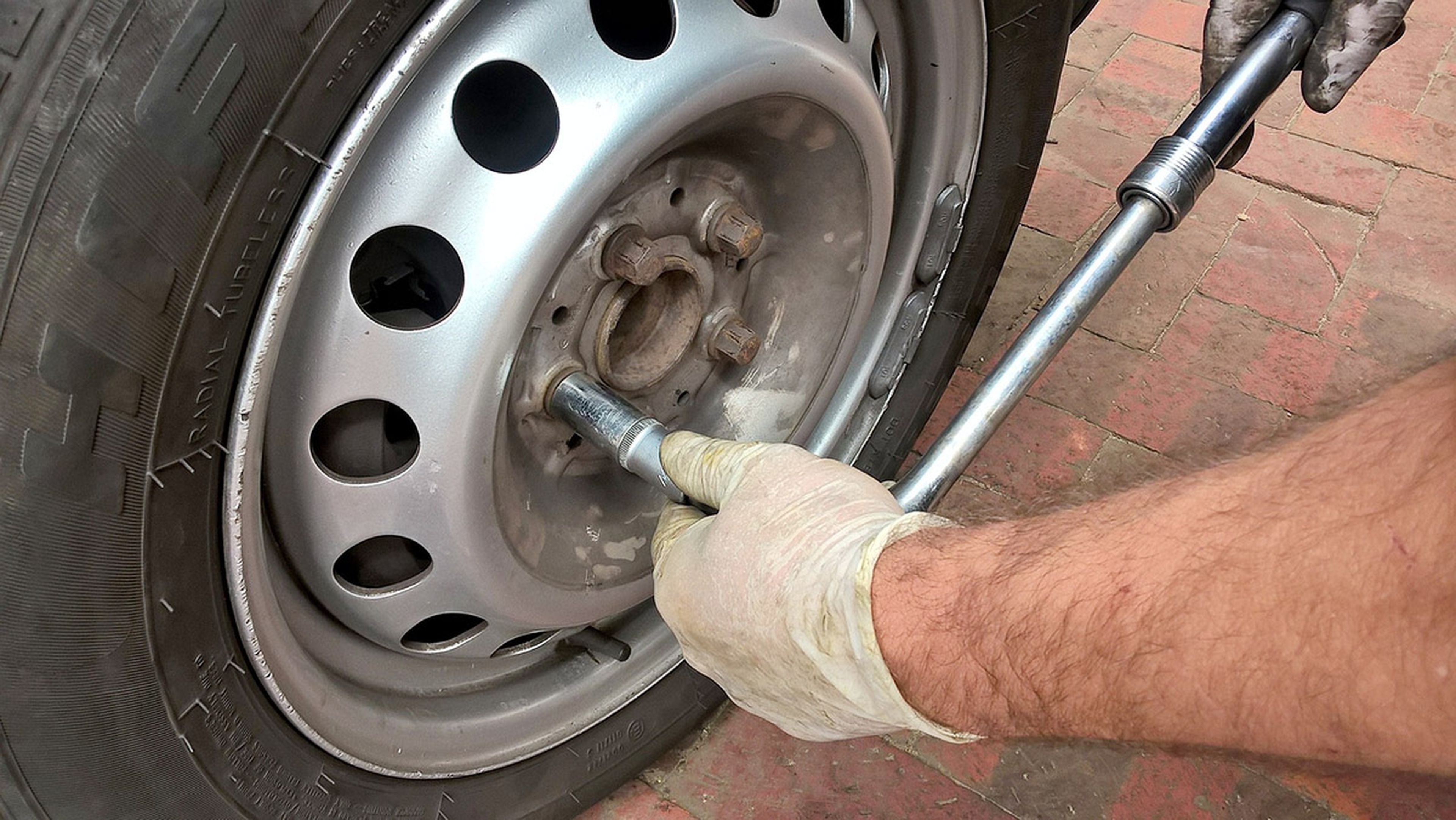 ¿Cómo cambiar una rueda pinchada?