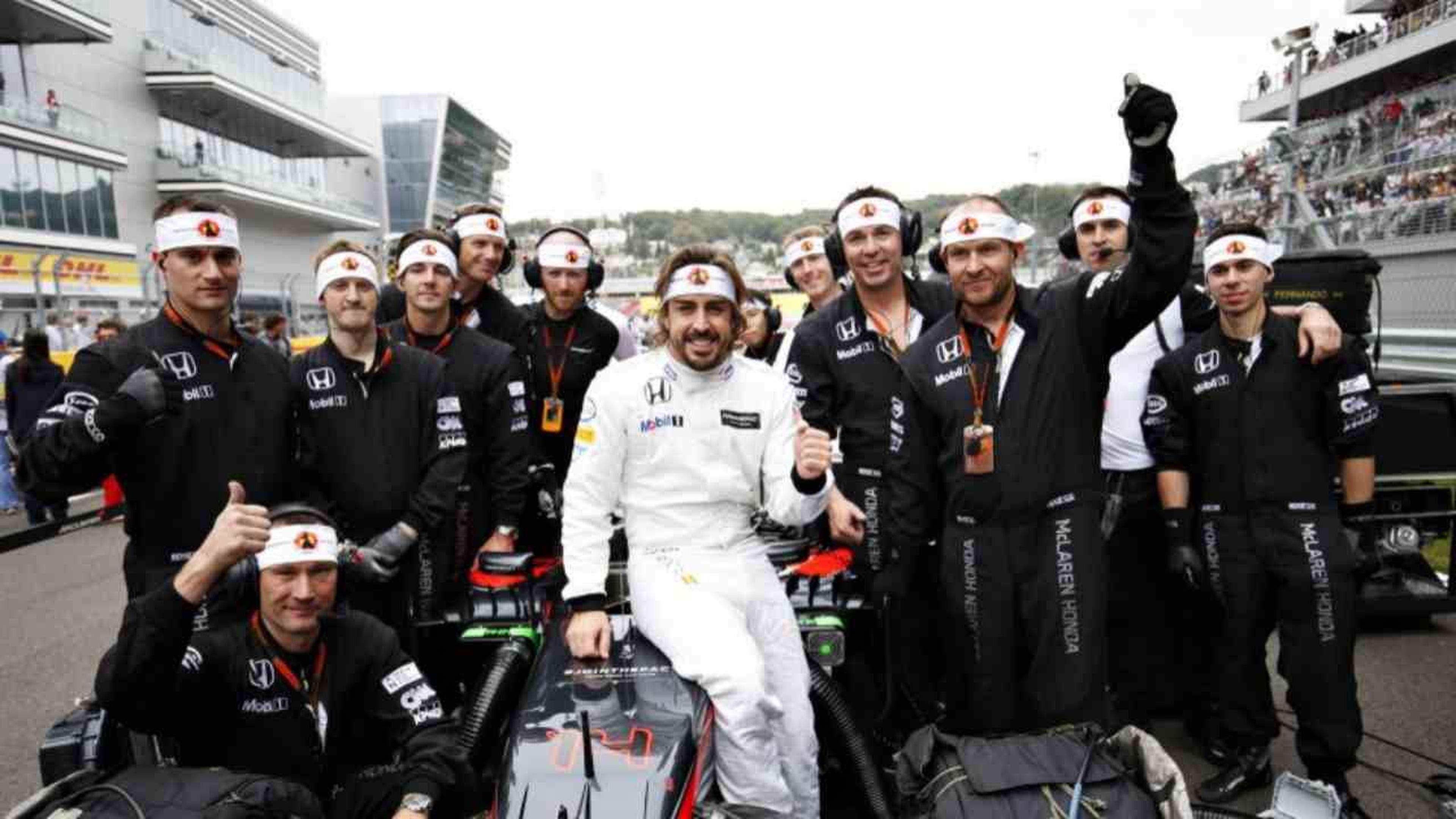A subasta el mono con el que Fernando Alonso consiguió su podio 100 en  Fórmula 1