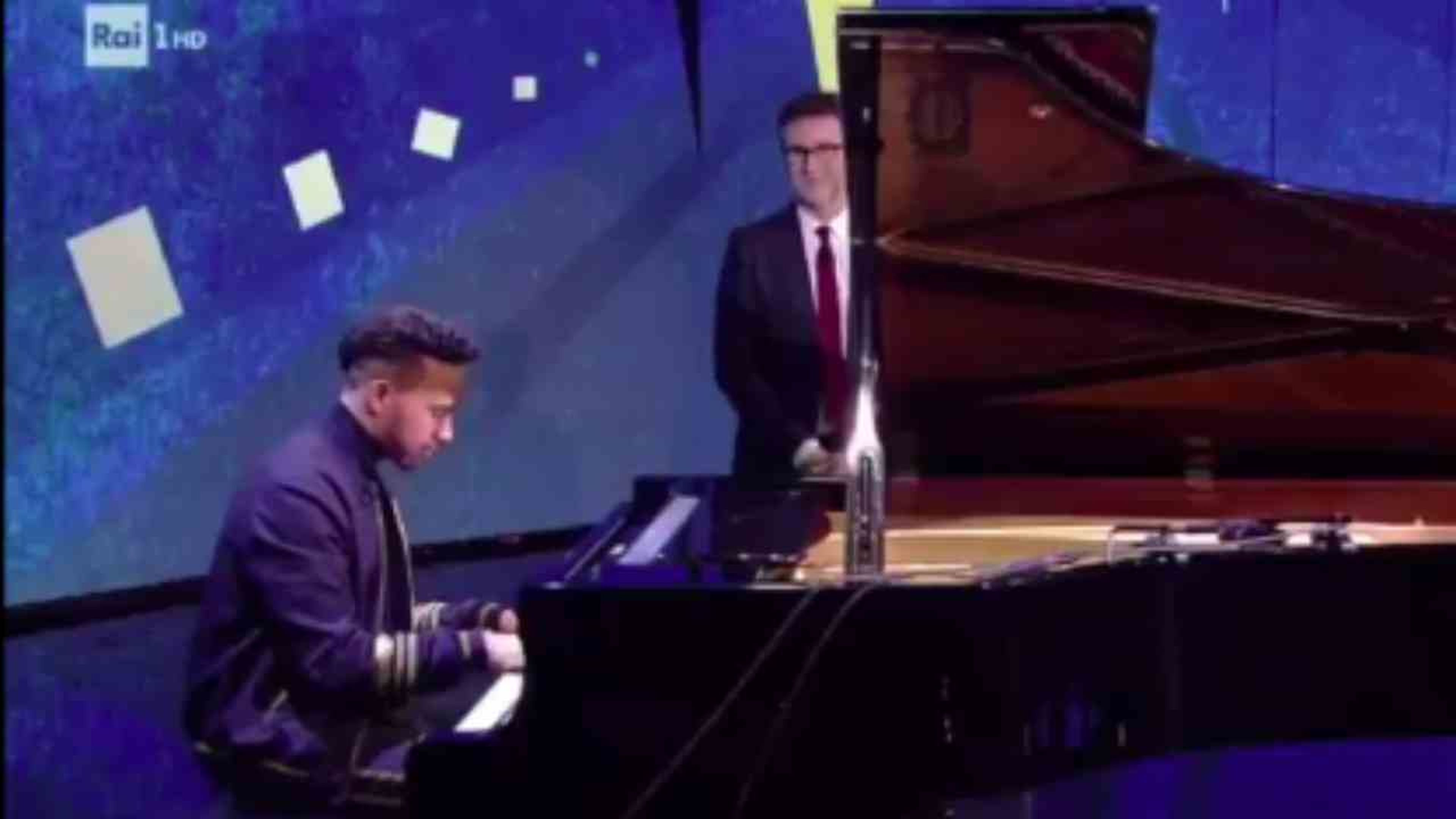 Lewis Hamilton toca el piano