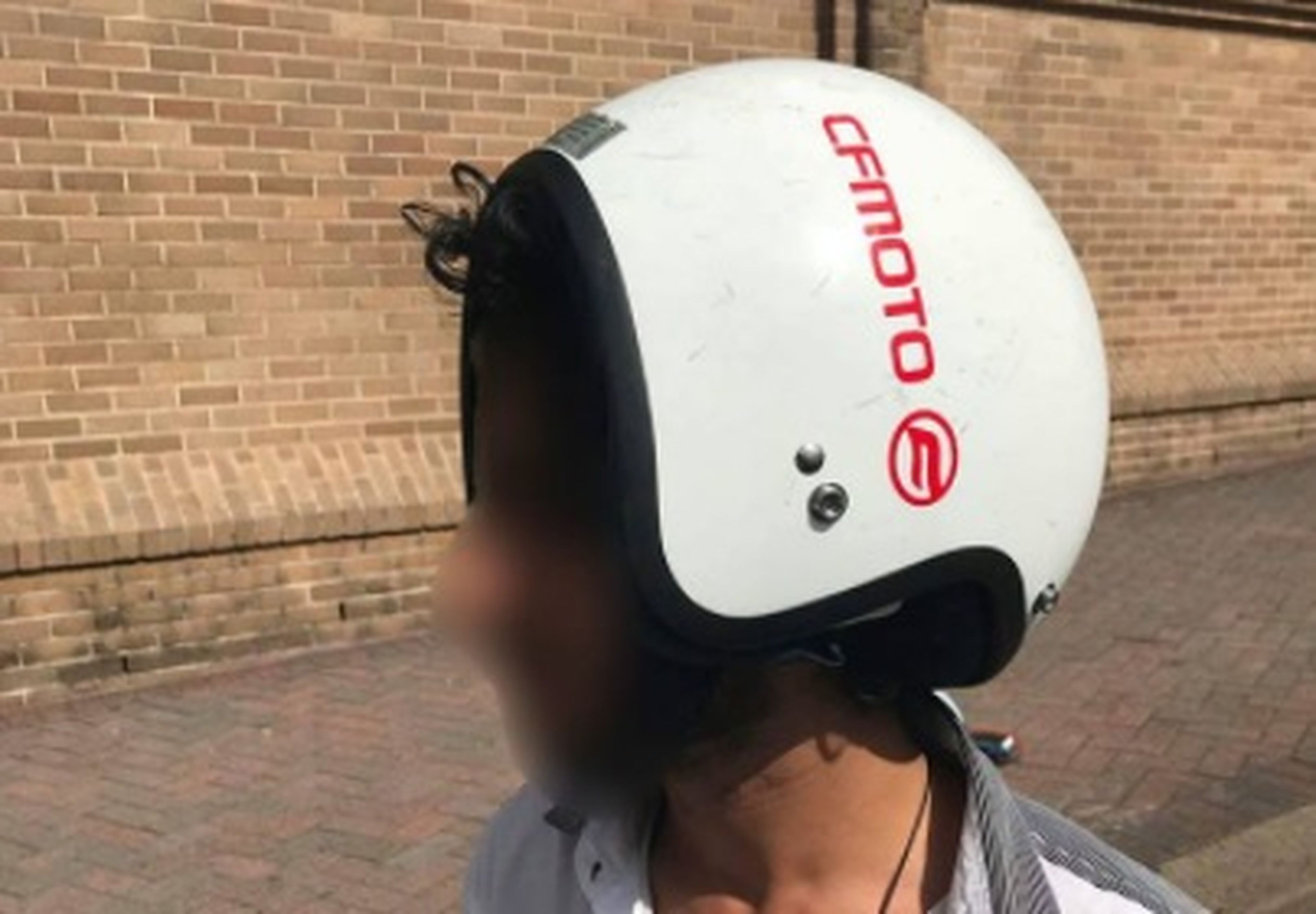 Un motorista australiano, multado por llevar el casco al revés
