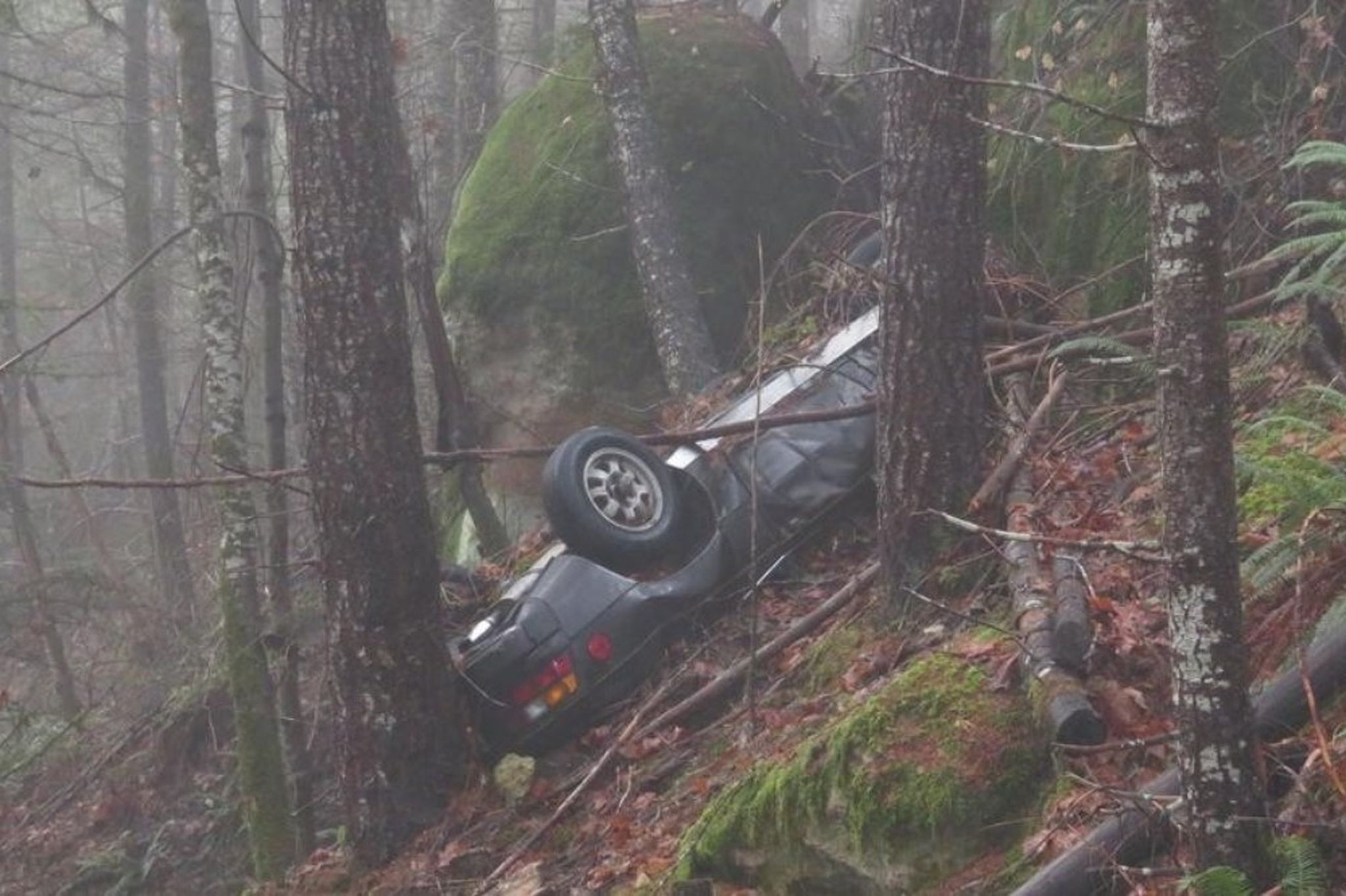 Porsche 924 que fue robado en 1991 ha aparecido totalmente estrellado en un bosque