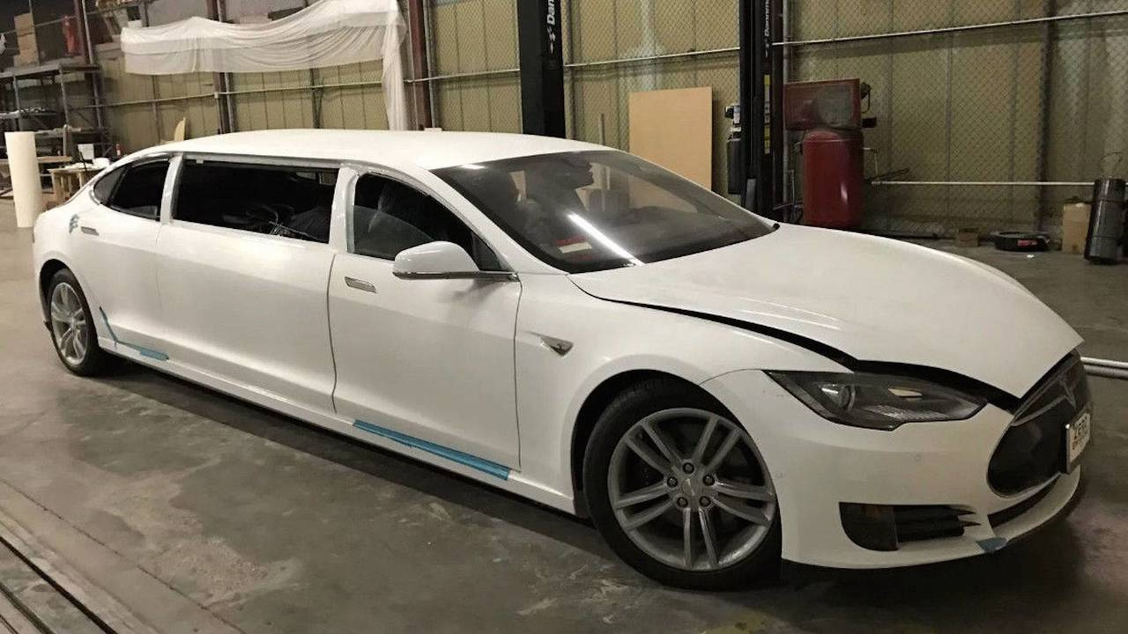 Tesla Model S limusina