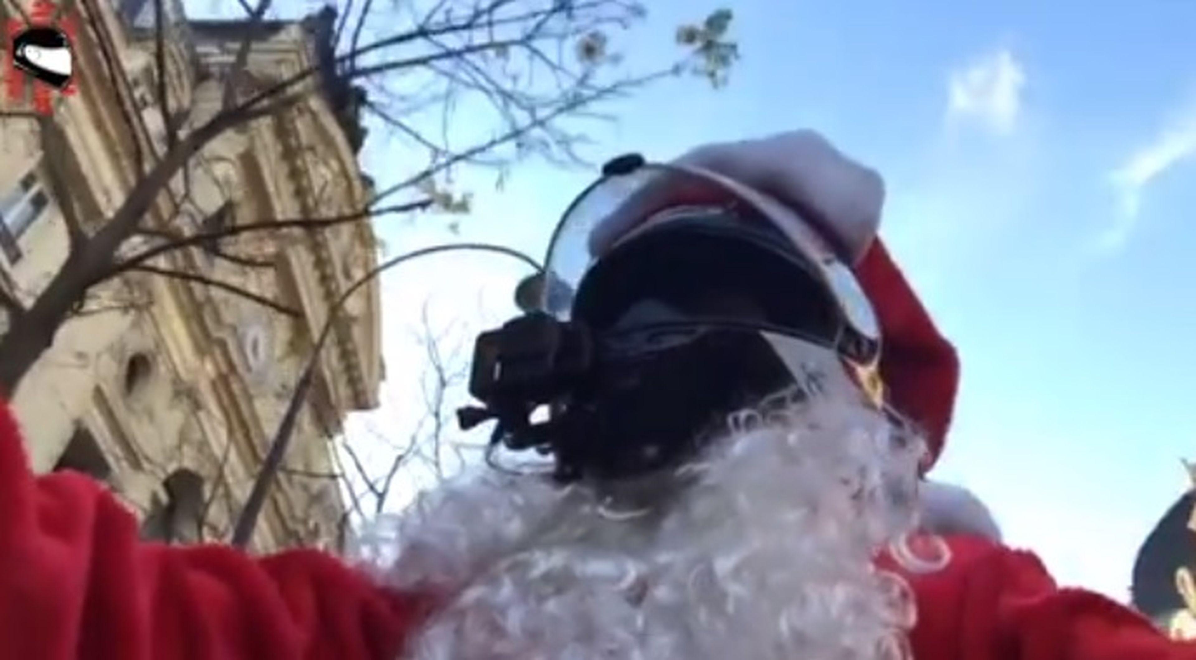 Vídeo: Santa Claus presencia un atropello y persigue hasta dar caza a su infractor