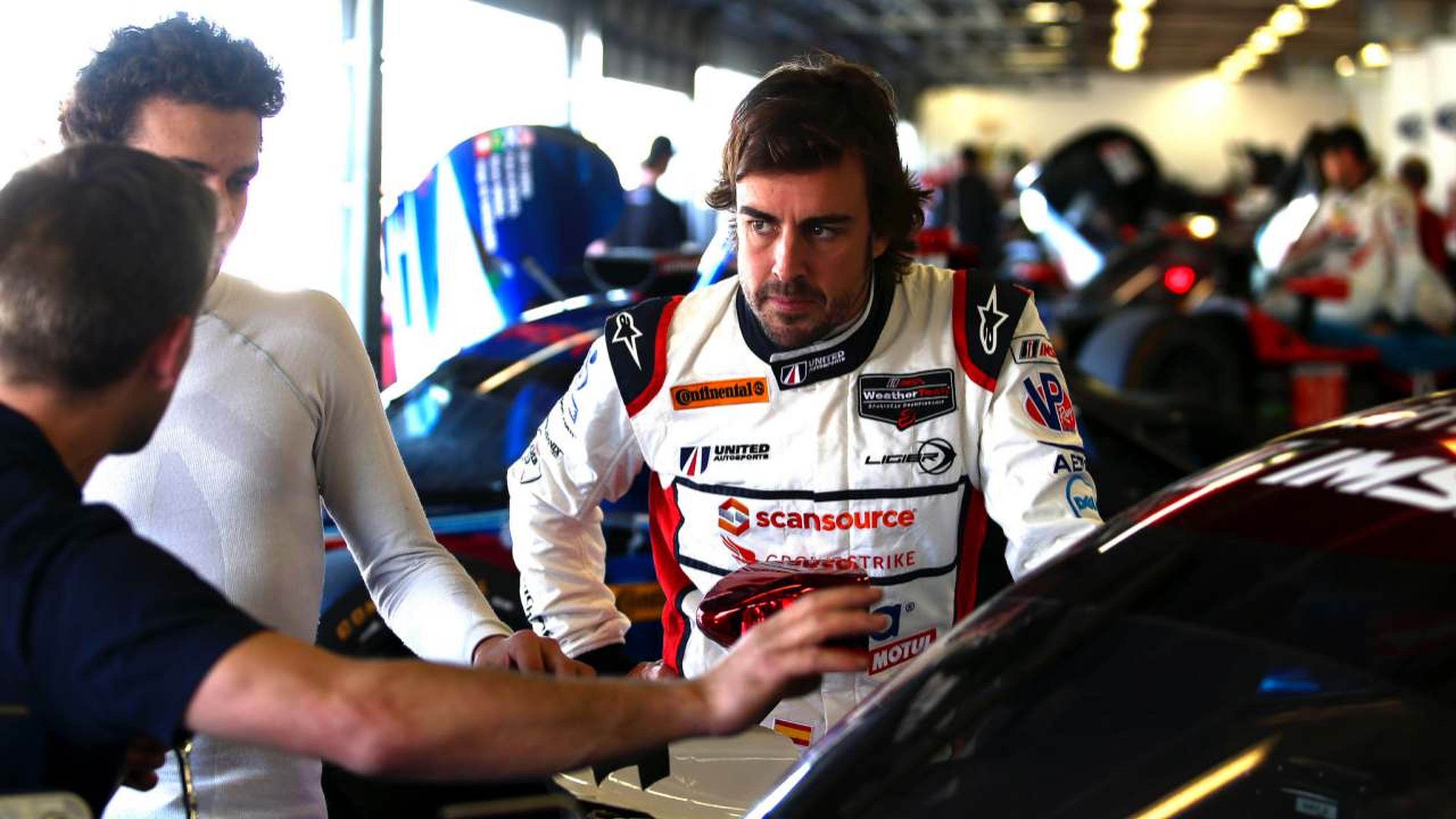 Alonso, en el box de Daytona
