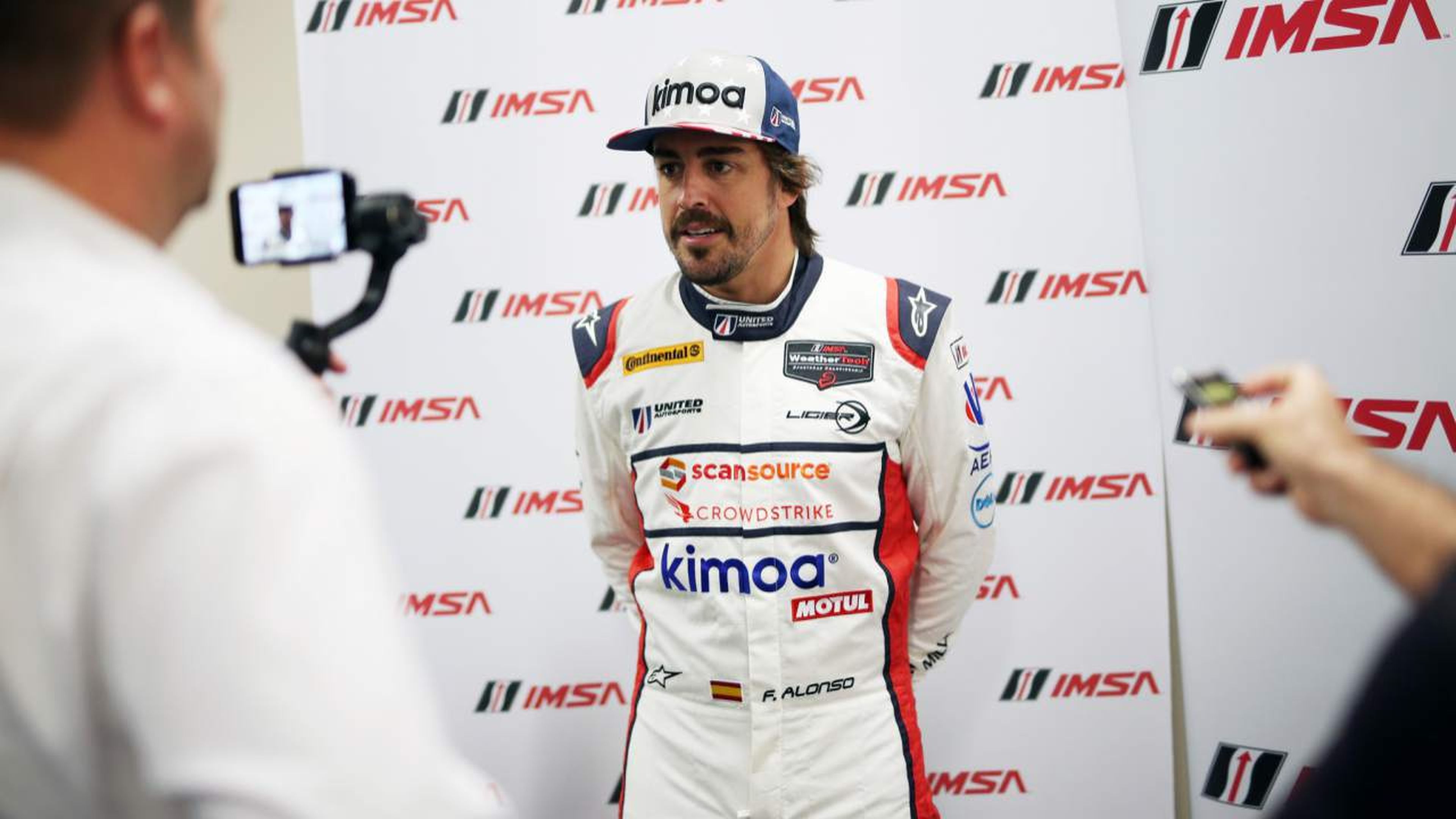 Alonso, ante la prensa en Daytona
