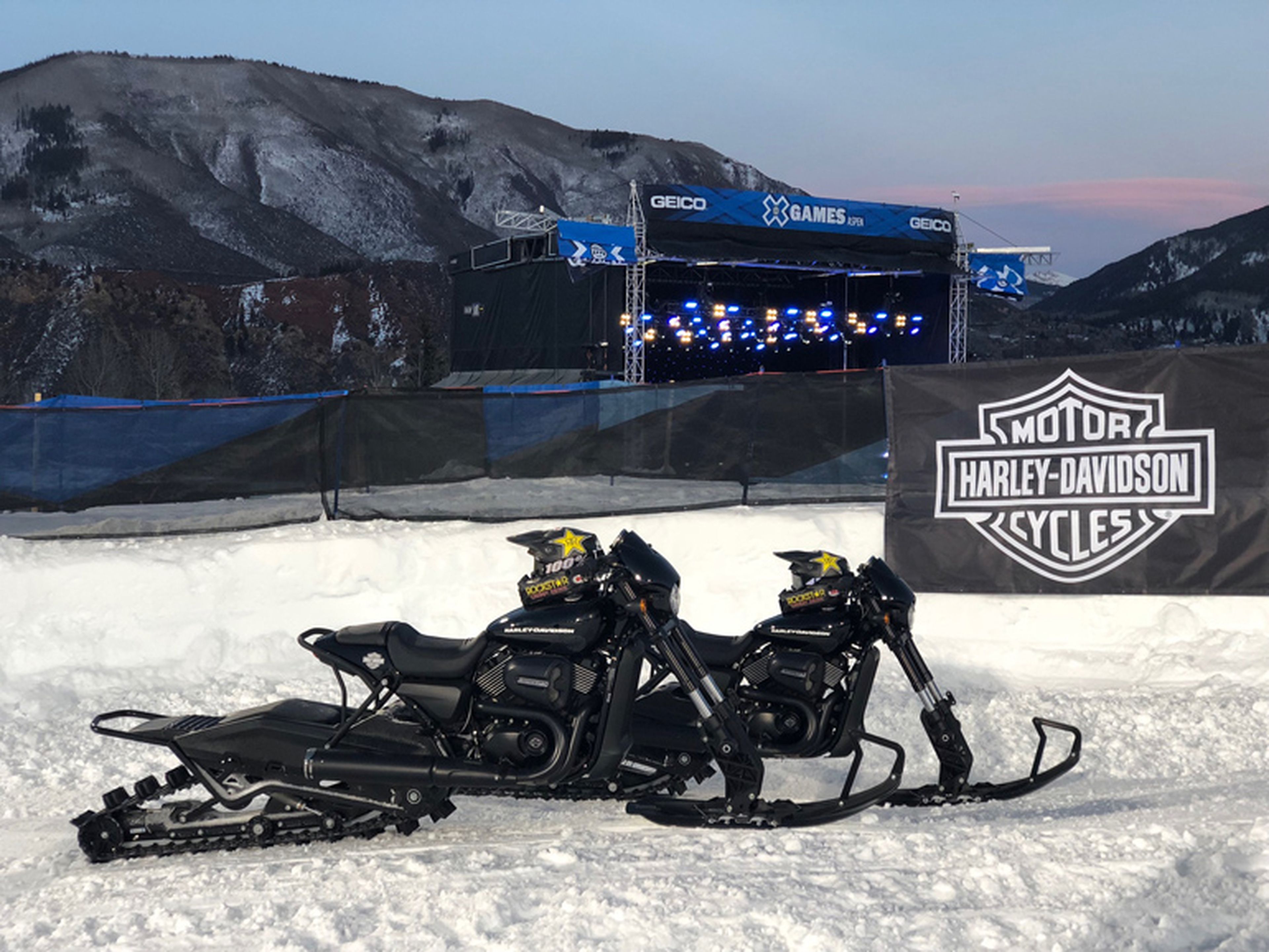 Dos Harley-Davidson Street Rod convertidas en motos de nieve