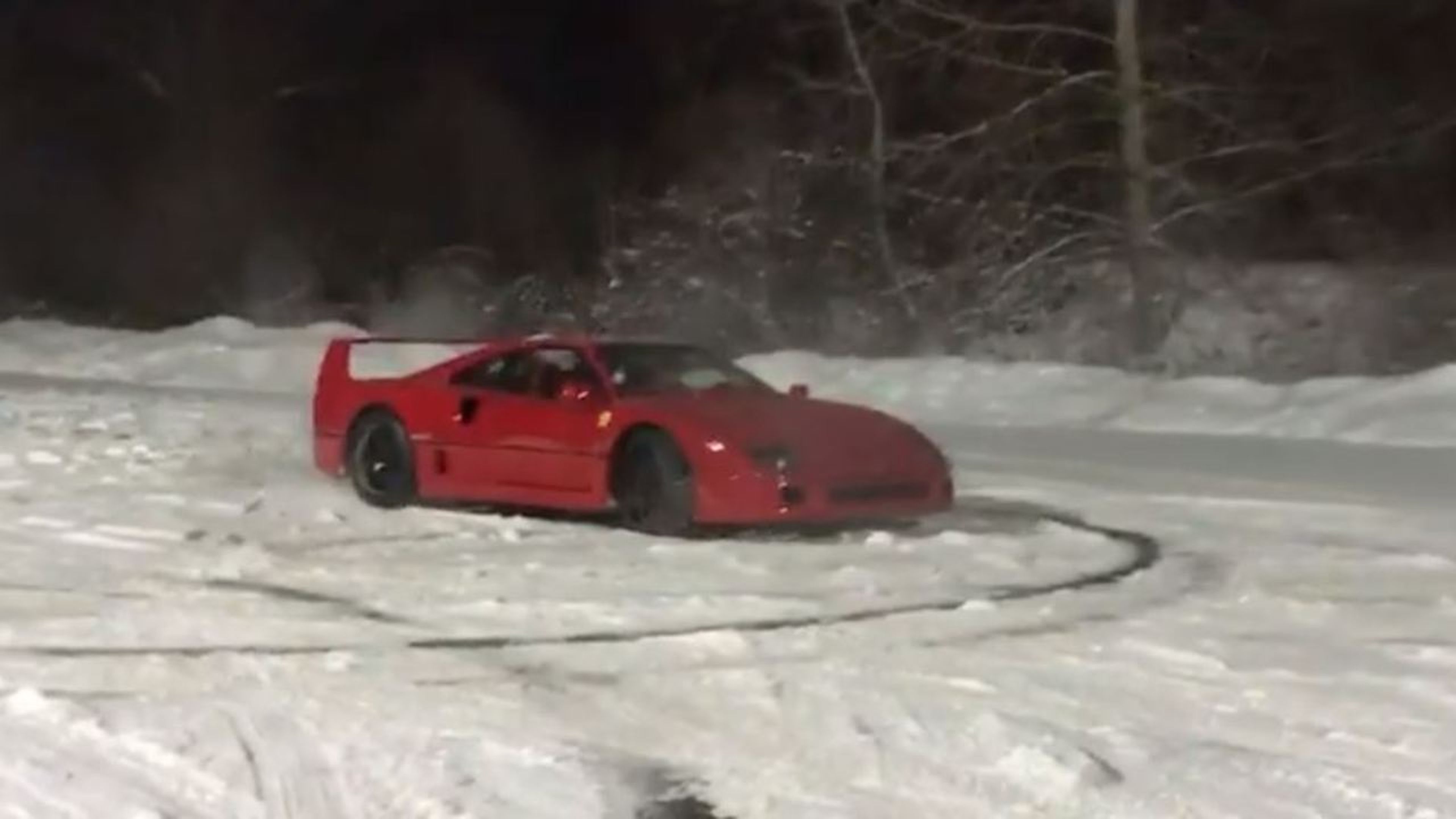 Ferrari F40 donuts nieve